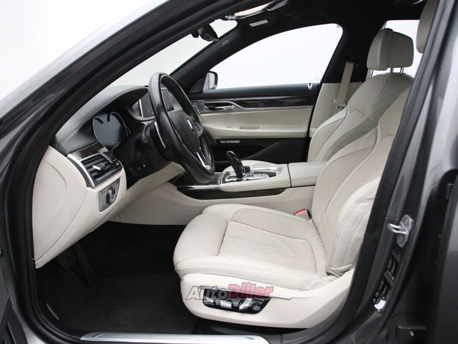 BMW 750 High Executive 4.4 330kW 2015, kuva 4/10