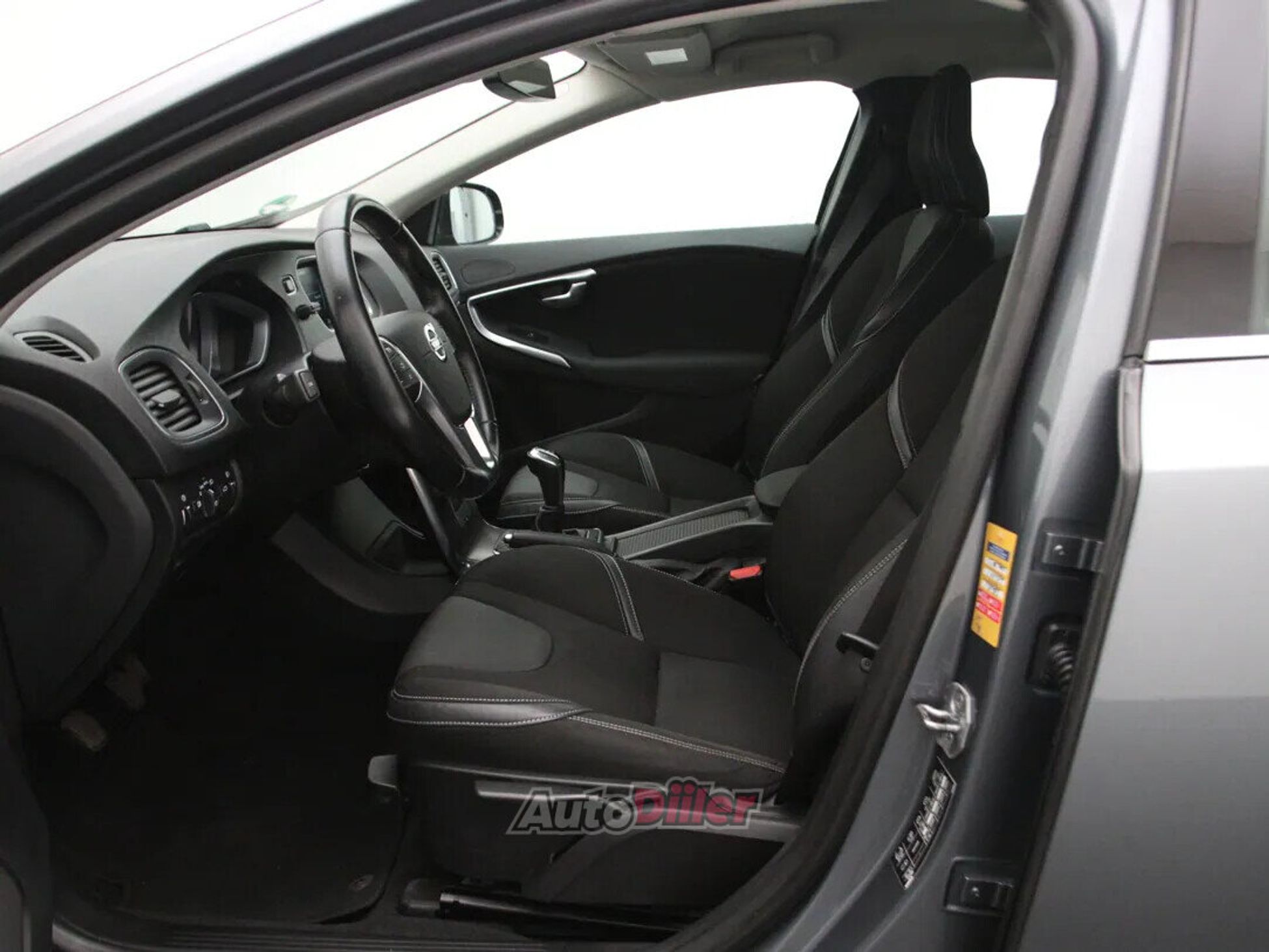Volvo V40 R-Design Business 2.0 140kW 2014, photo 4/10
