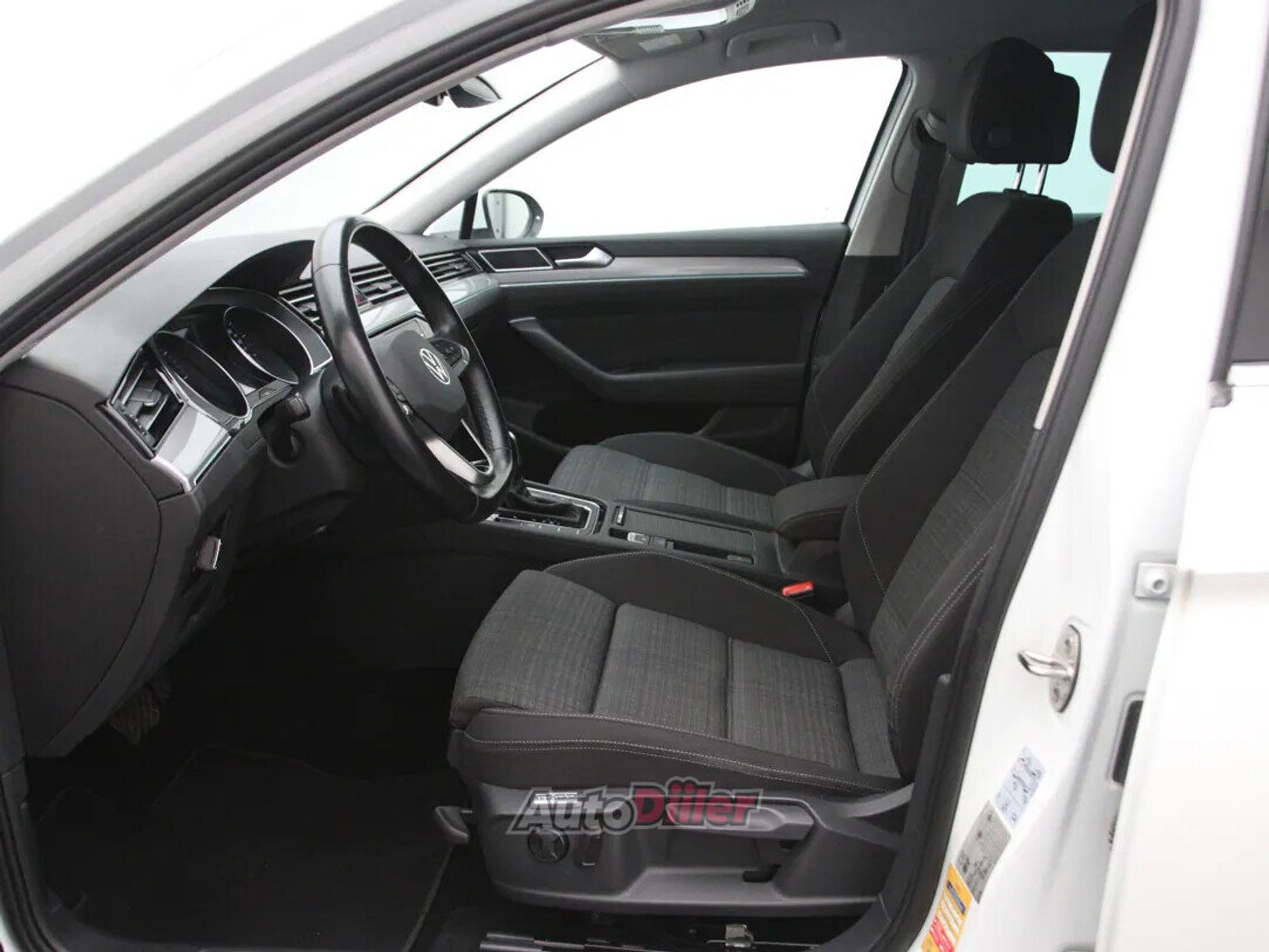 Volkswagen Passat 2022, photo 4/10