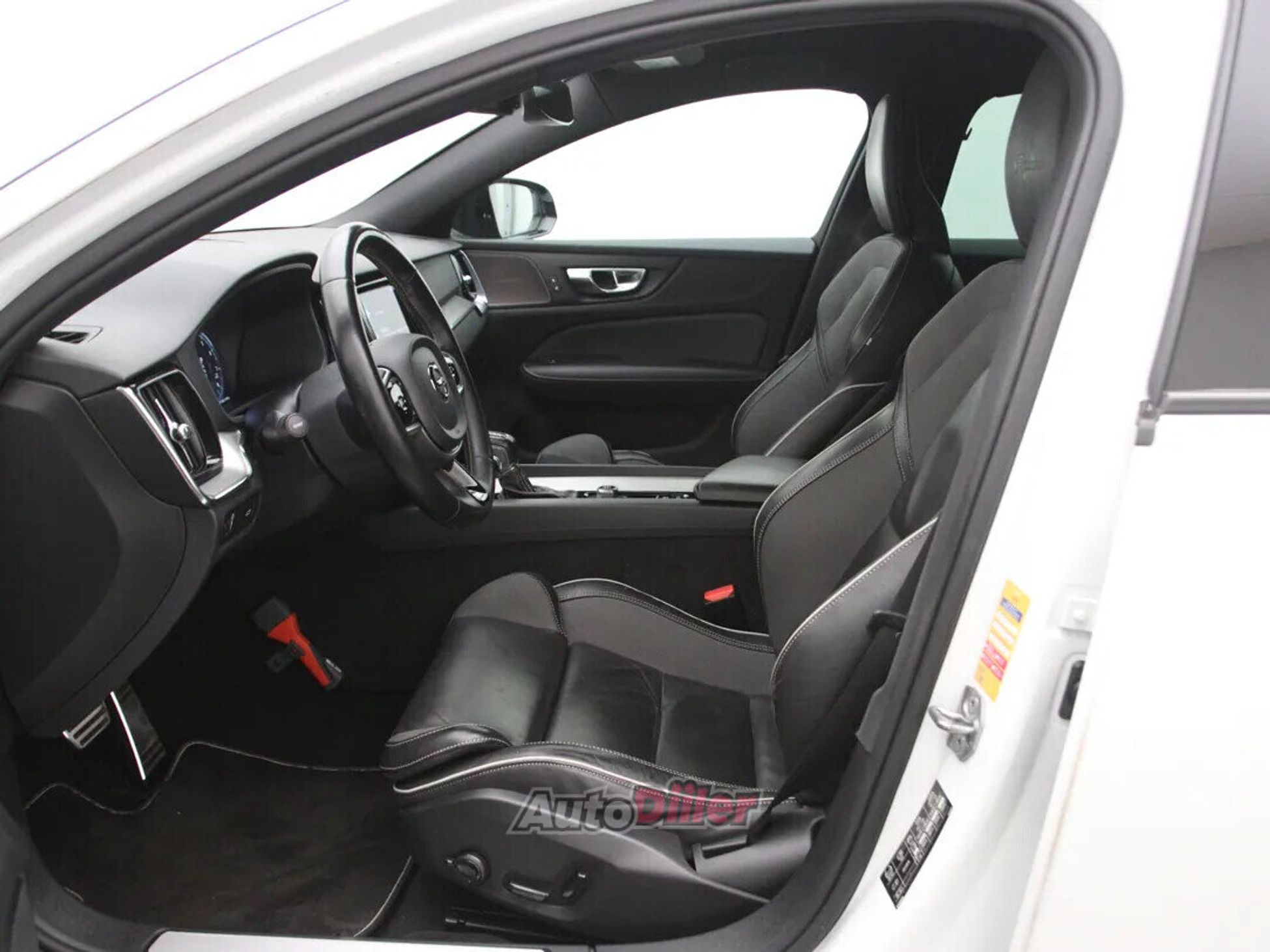 Volvo S60 R-Design 2.0 140kW 2020, photo 4/10