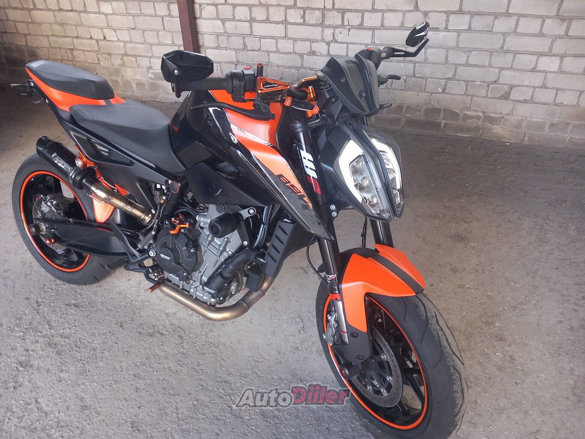 KTM 890