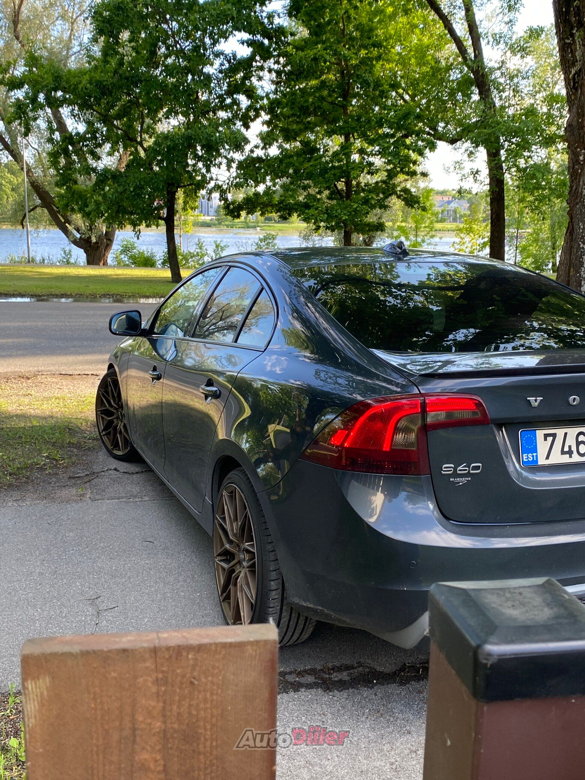 Volvo S60 R-design 2.0 133kW 2014, photo 2/3