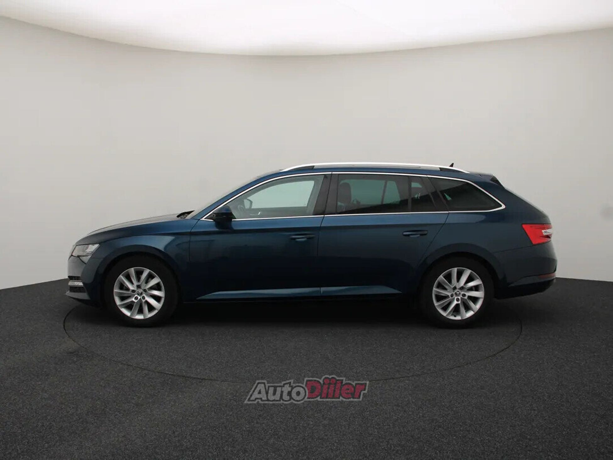 Skoda Superb 2020, photo 6/10