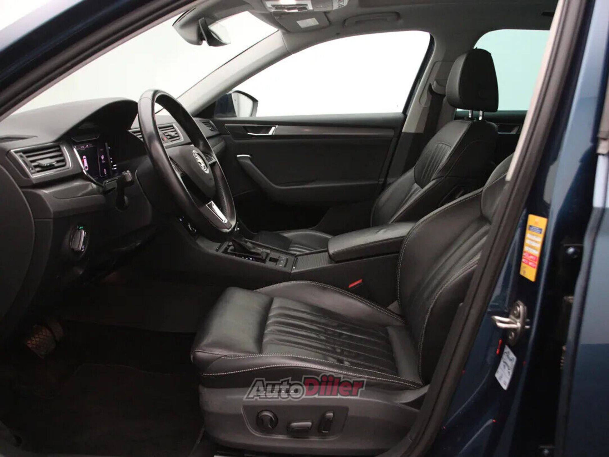 Skoda Superb 2020, photo 4/10