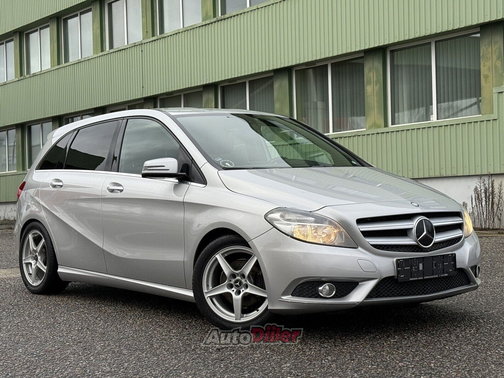 Mercedes-Benz B 180