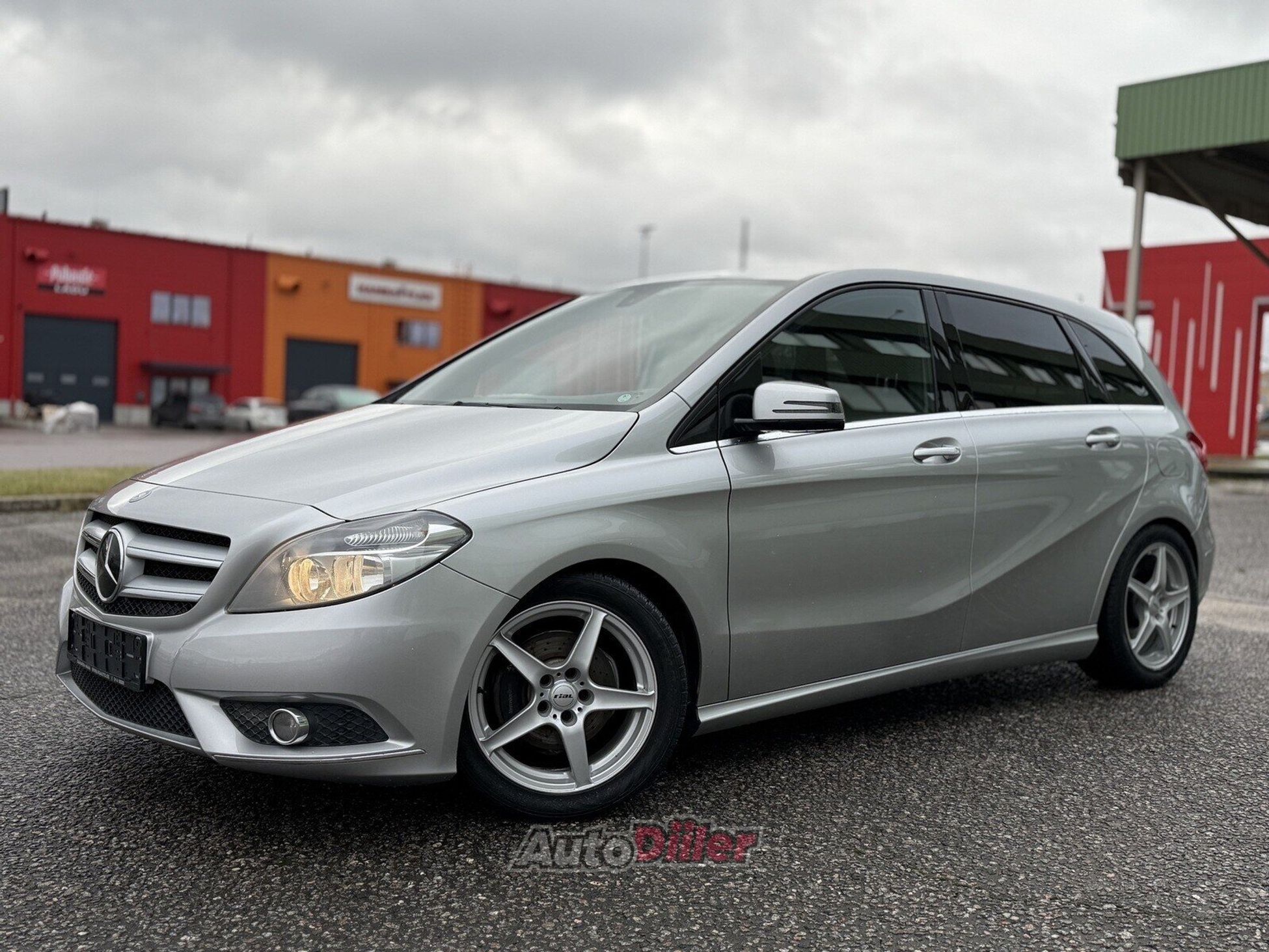 Mercedes-Benz B 180 2013, kuva 3/10