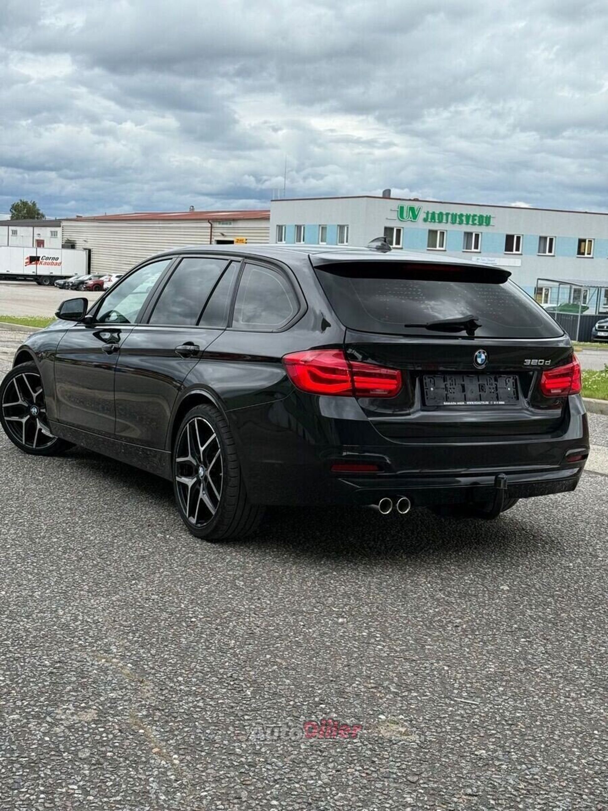 BMW 320 2017, photo 2/10