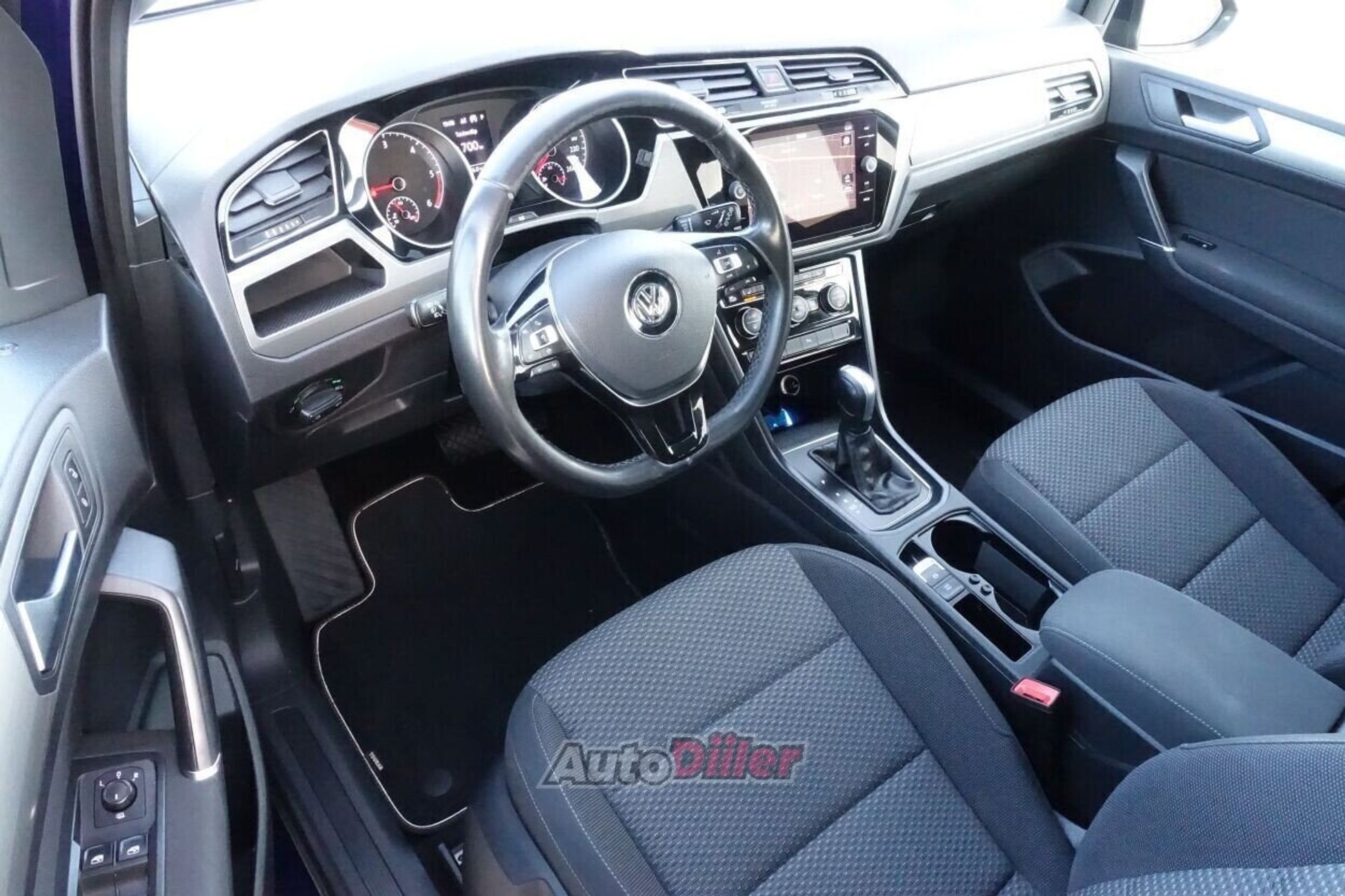Volkswagen Touran 2019, photo 6/10