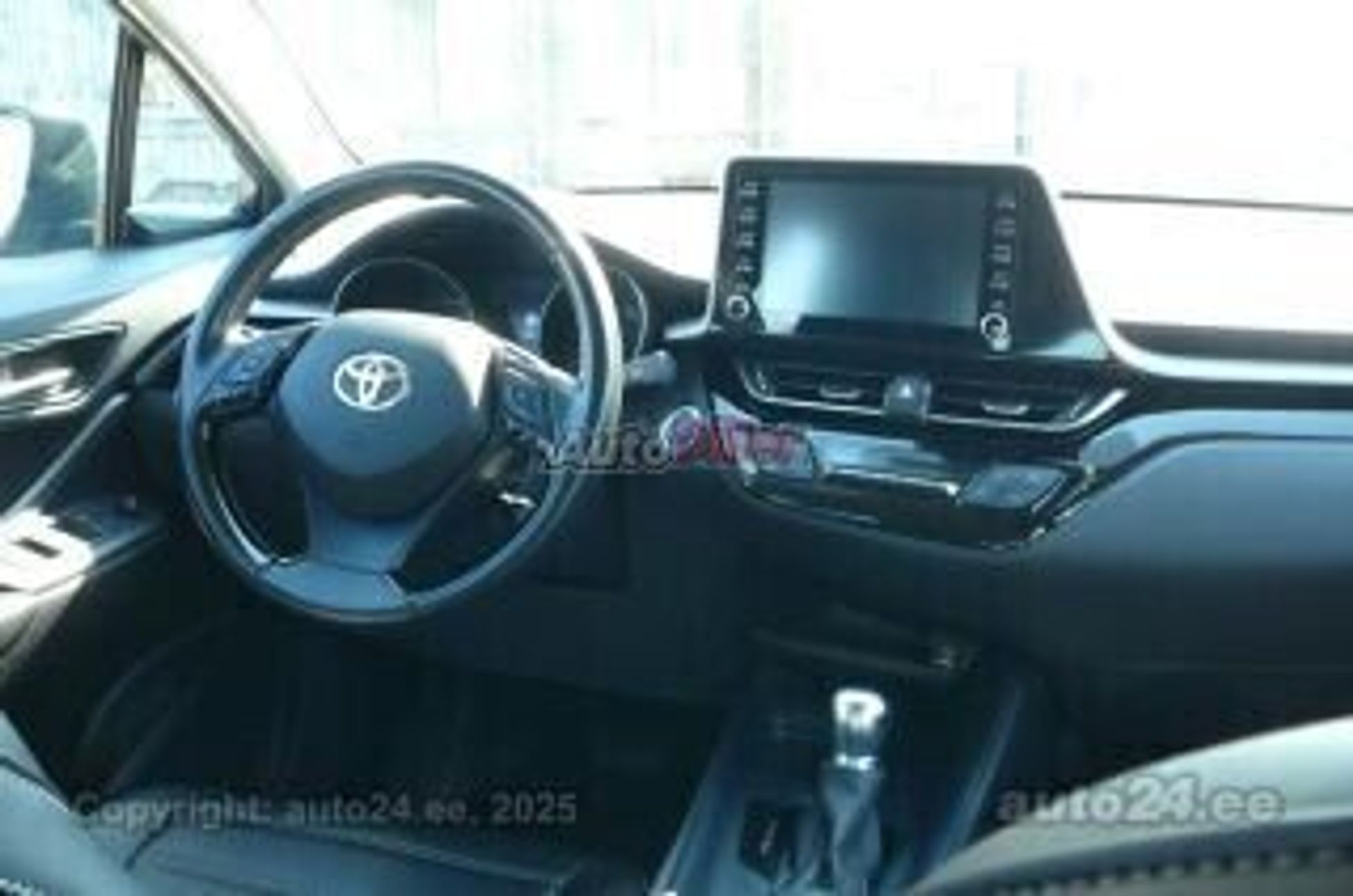 Toyota C-HR 1.8 72kW 2022, photo 3/5