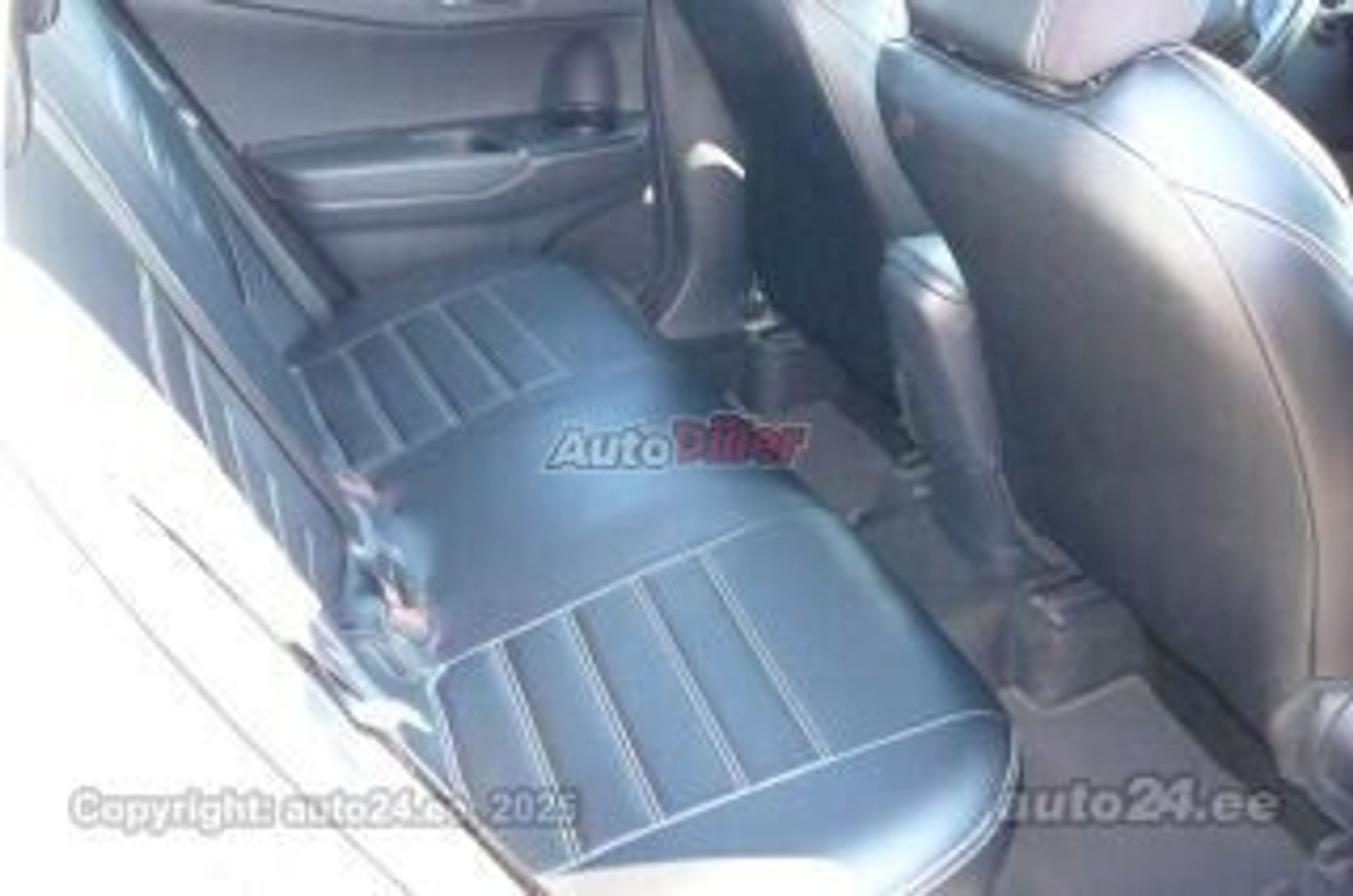 Toyota C-HR 1.8 72kW 2022, photo 4/5