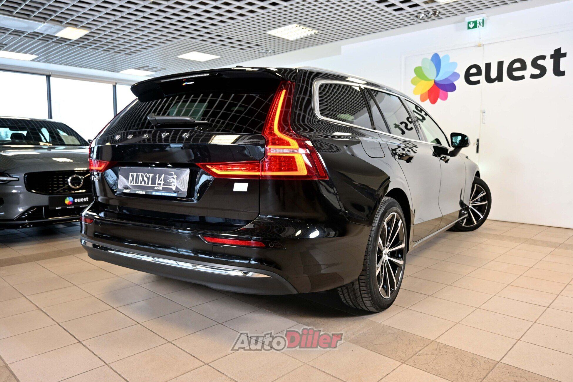 Volvo V60 2022, photo 2/10