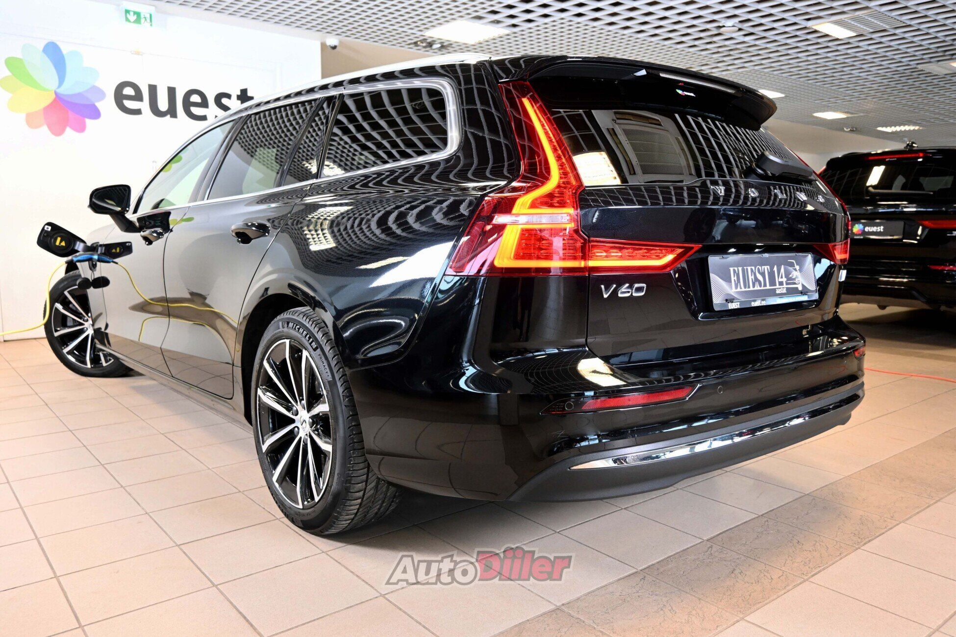 Volvo V60 2022, photo 3/10