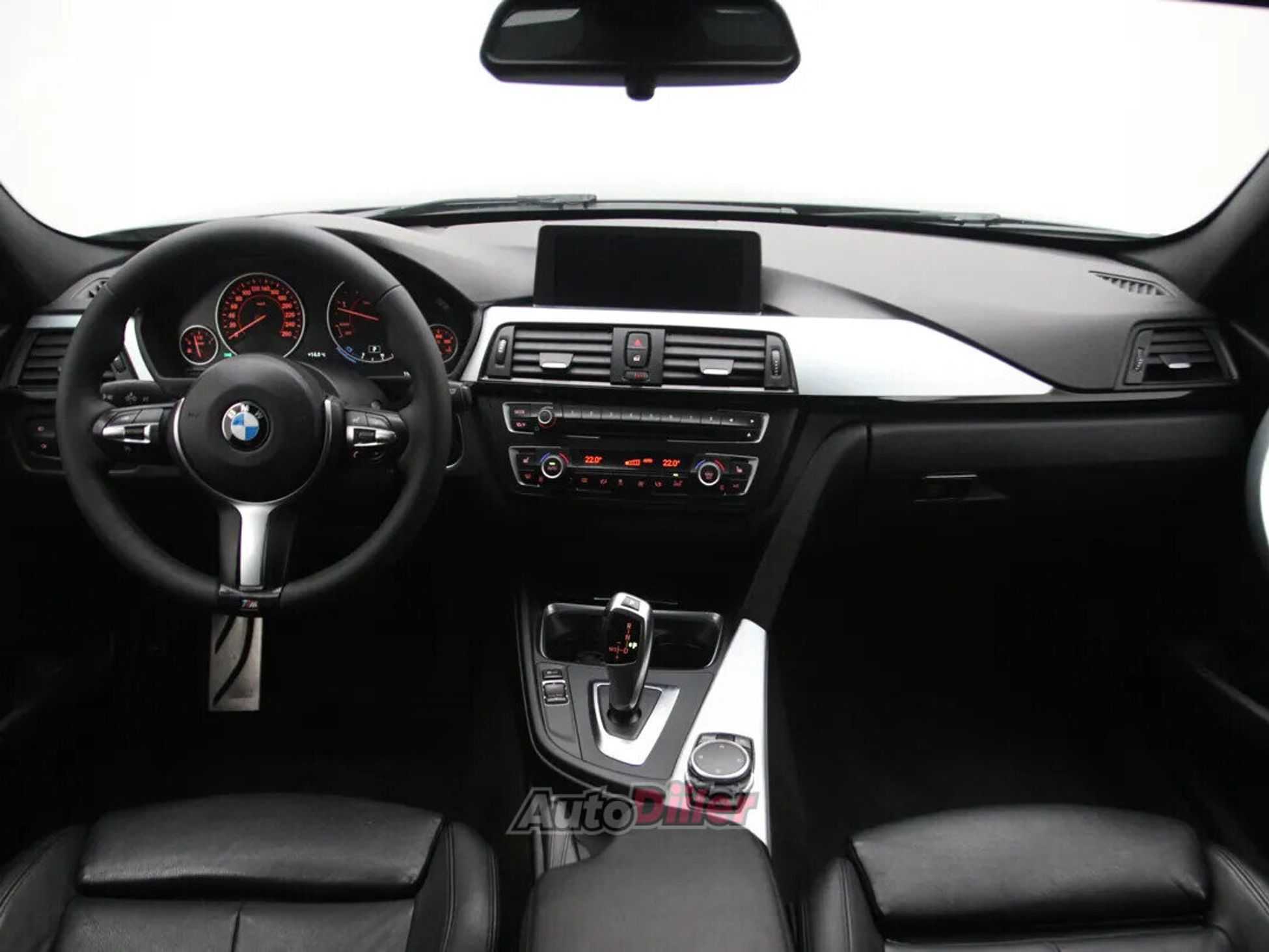 BMW 320 High Executive 2.0 135kW 2015, photo 2/10