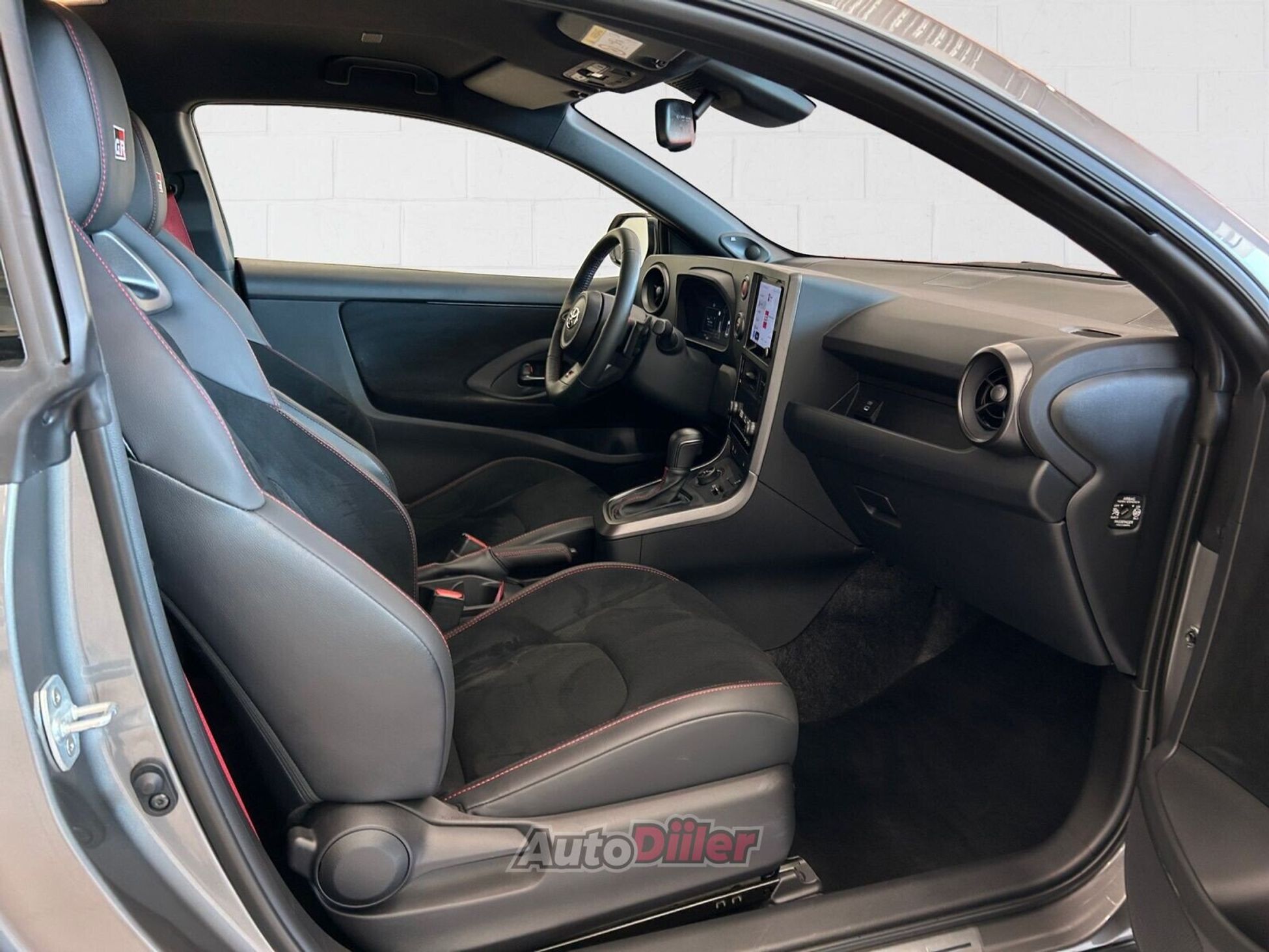 Toyota Yaris 2025, photo 6/10