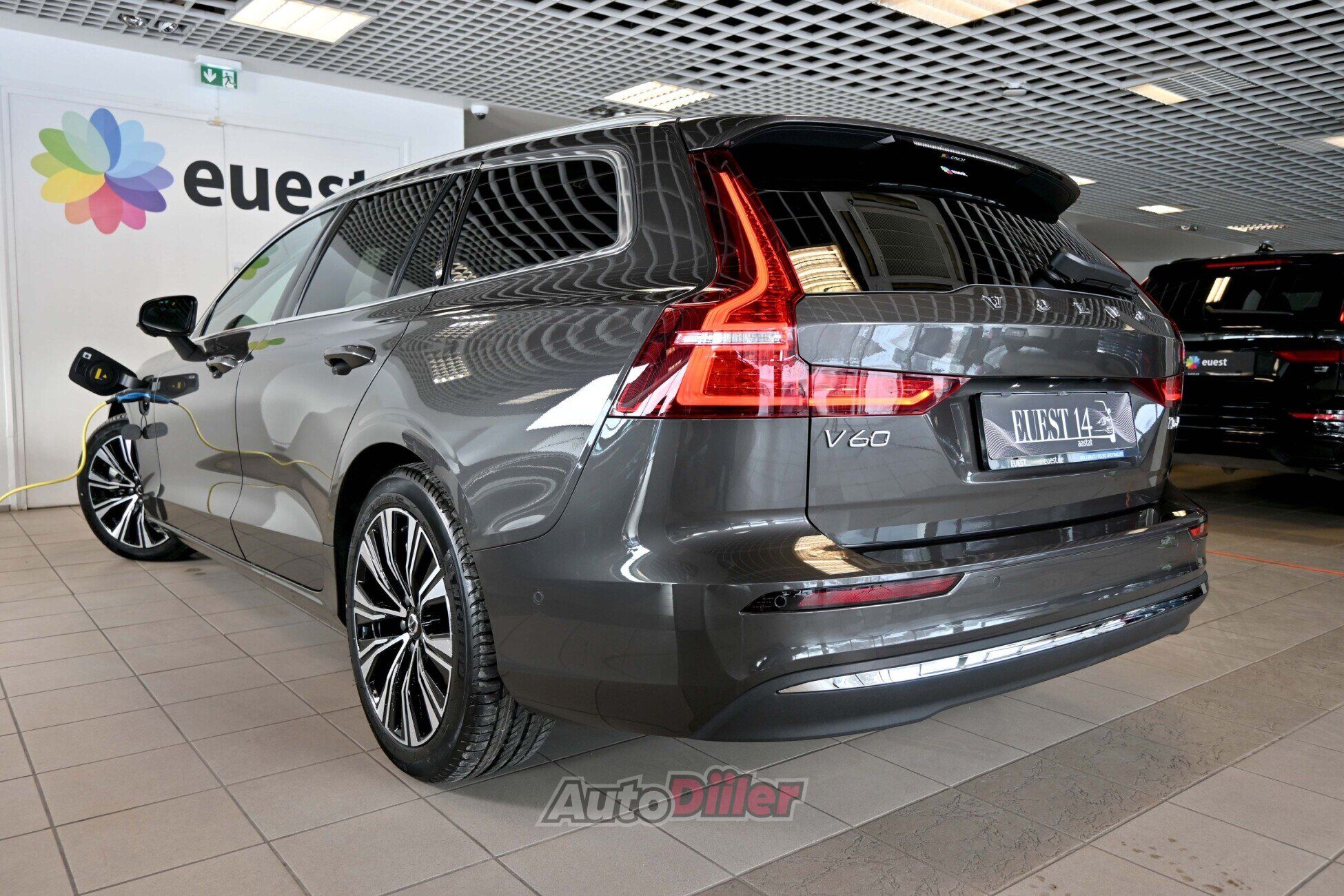 Volvo V60 2025, photo 3/10