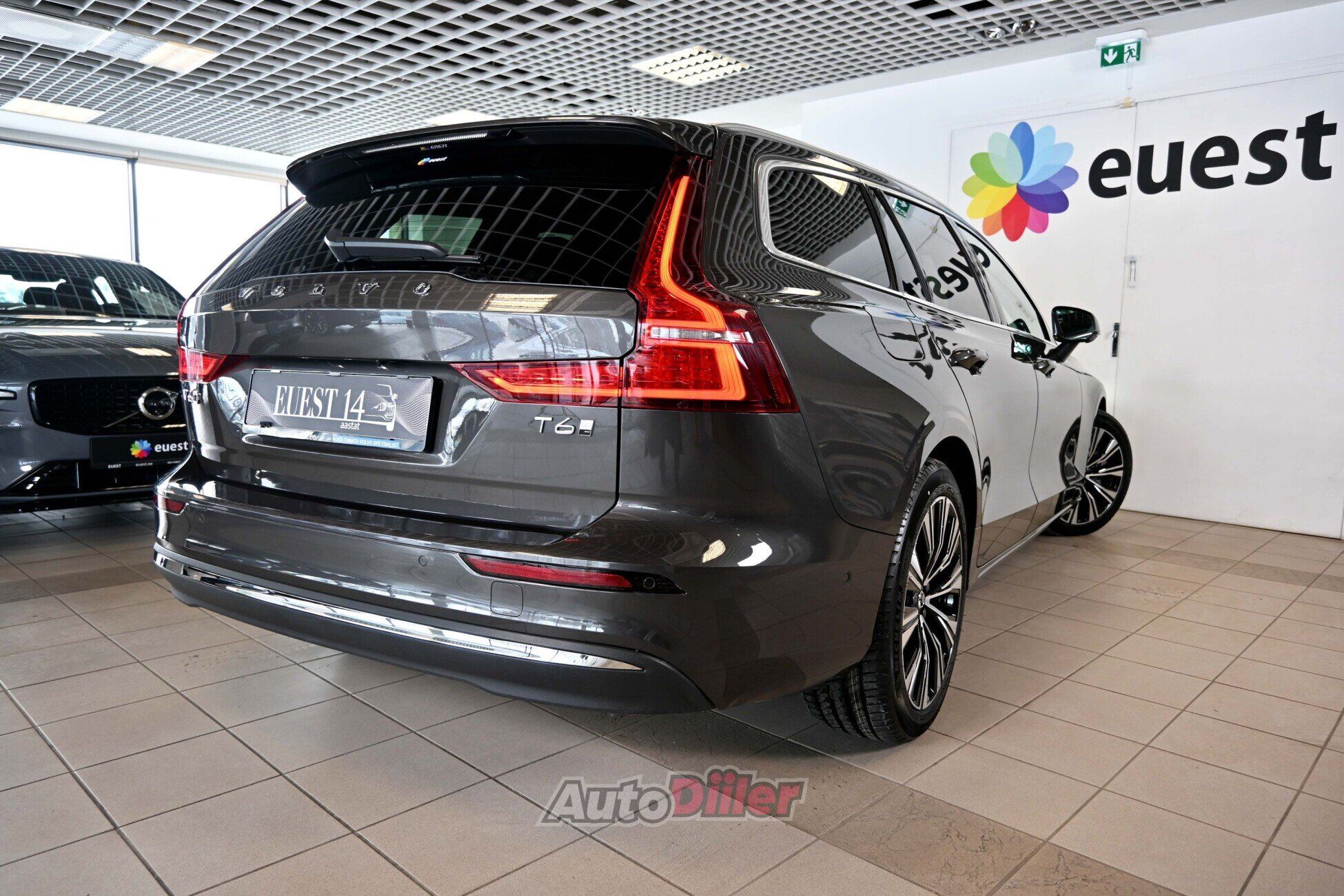 Volvo V60 2025, photo 2/10