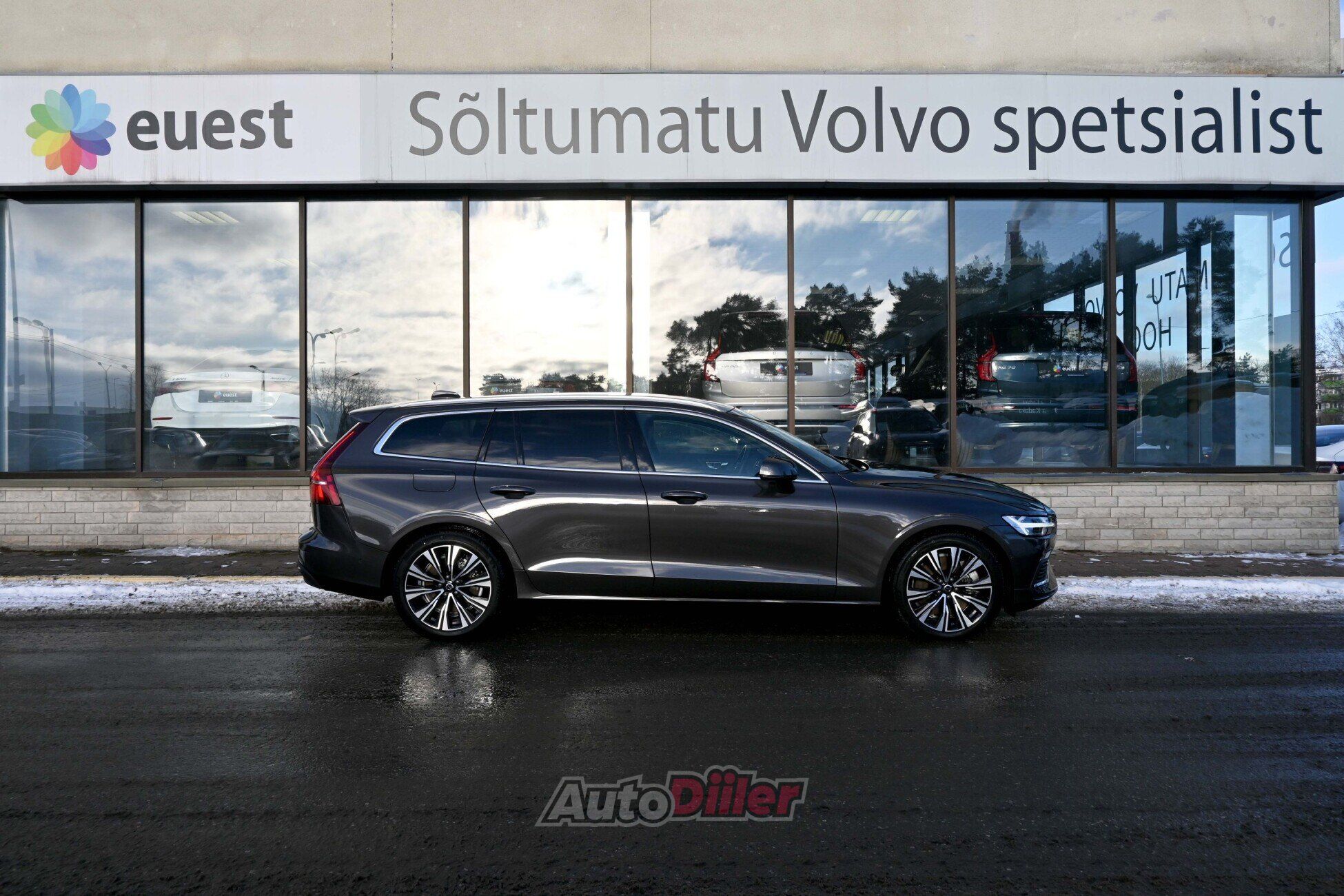 Volvo V60 2025, photo 7/10