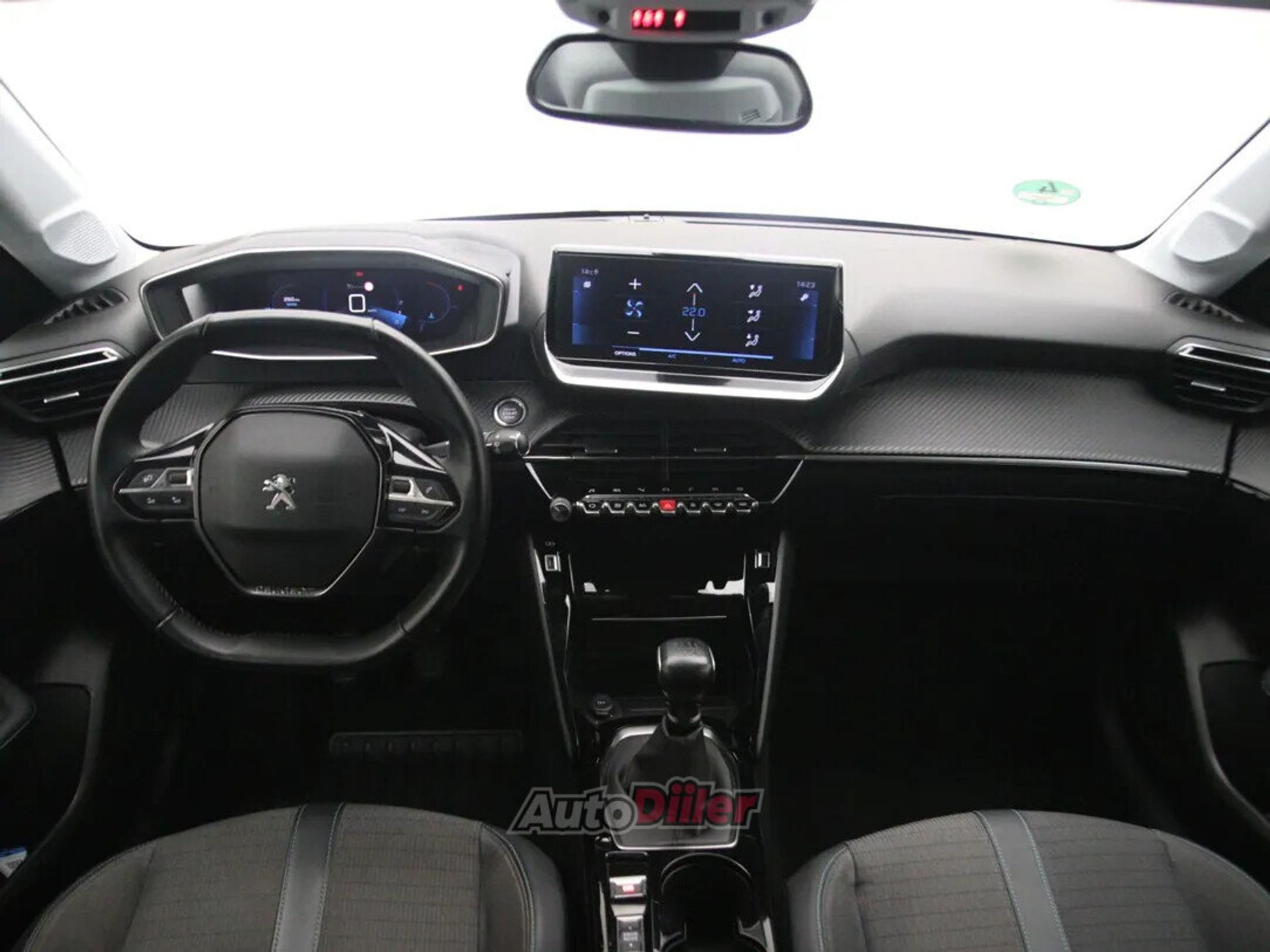 Peugeot 208 Allure 1.2 74kW 2021, photo 2/10