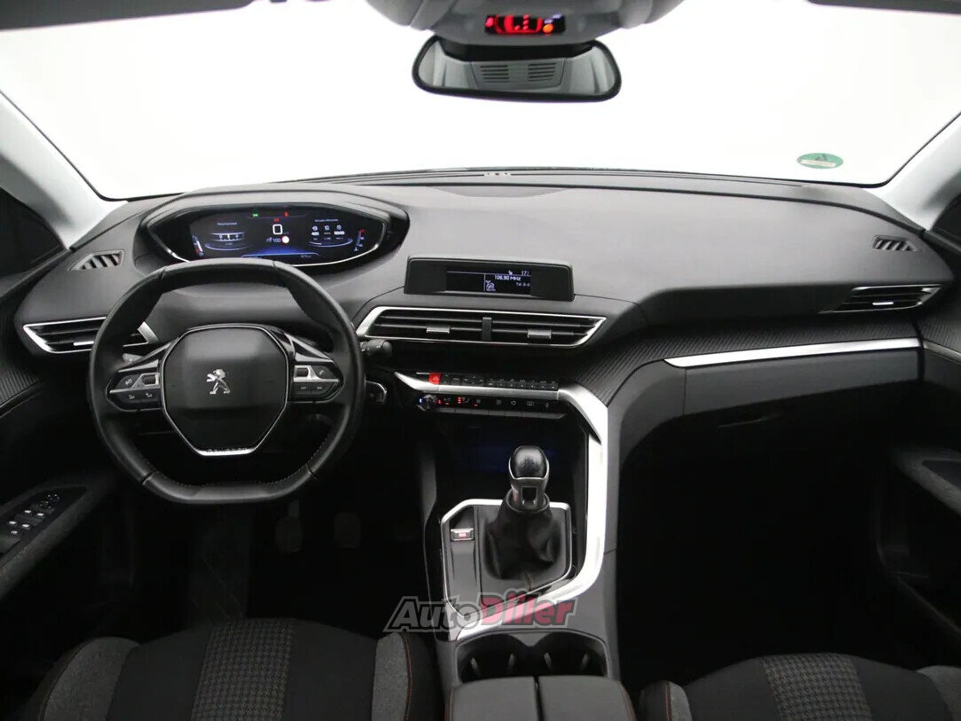 Peugeot 3008 Access 1.2 96kW 2019, photo 2/10