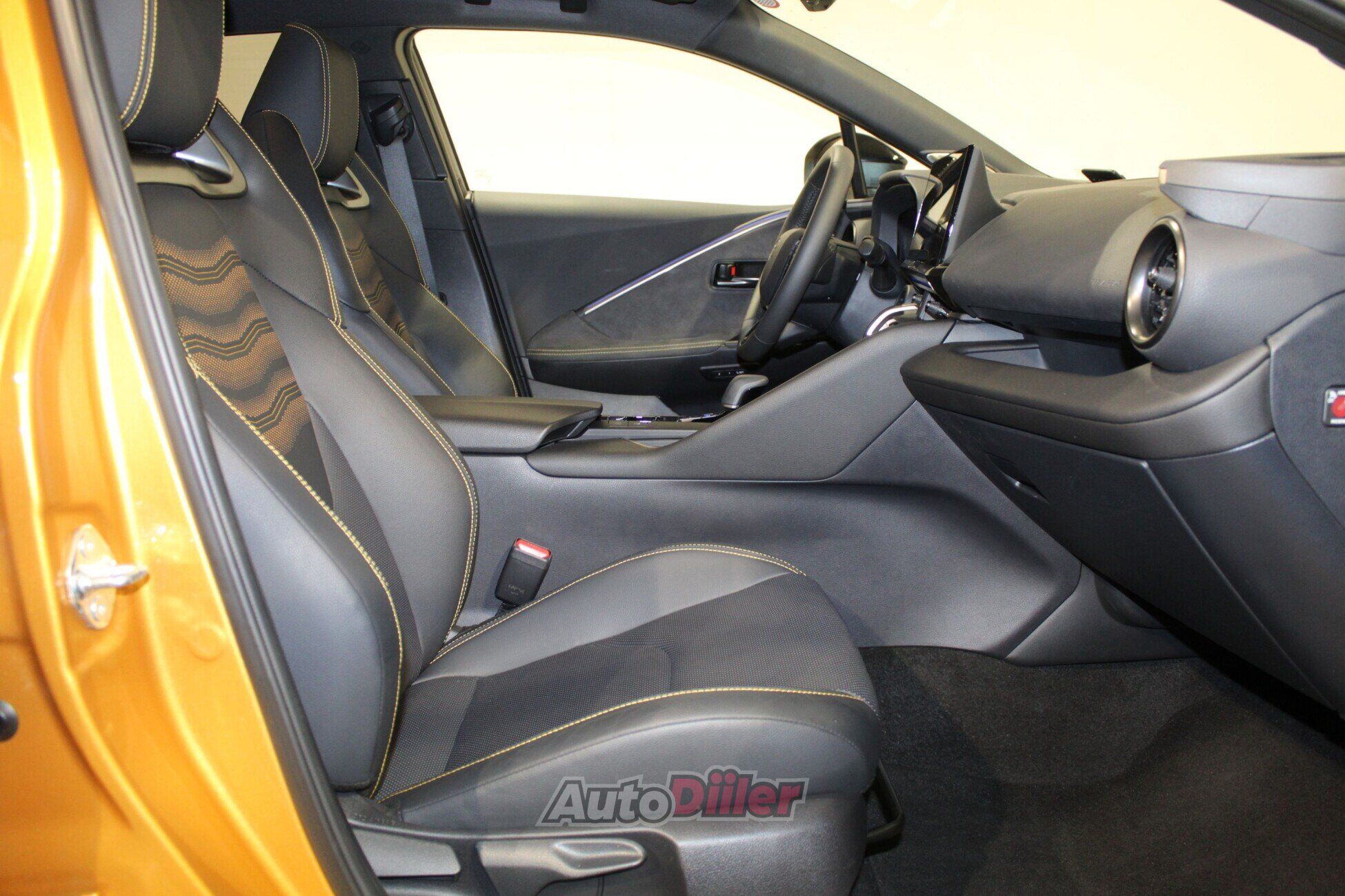 Toyota C-HR 2024, photo 2/10
