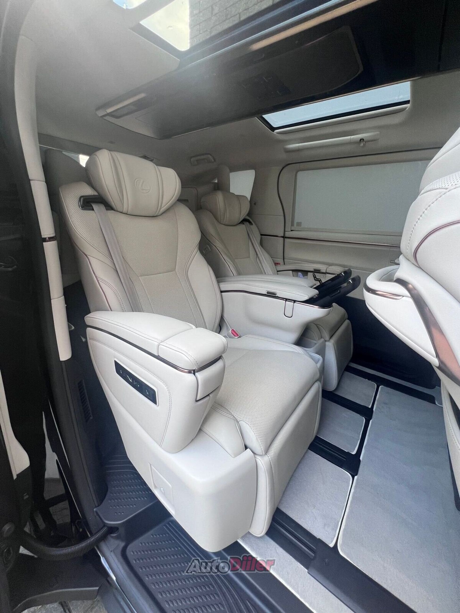 Lexus LM 350 2.5 140kW 2024, photo 7/10
