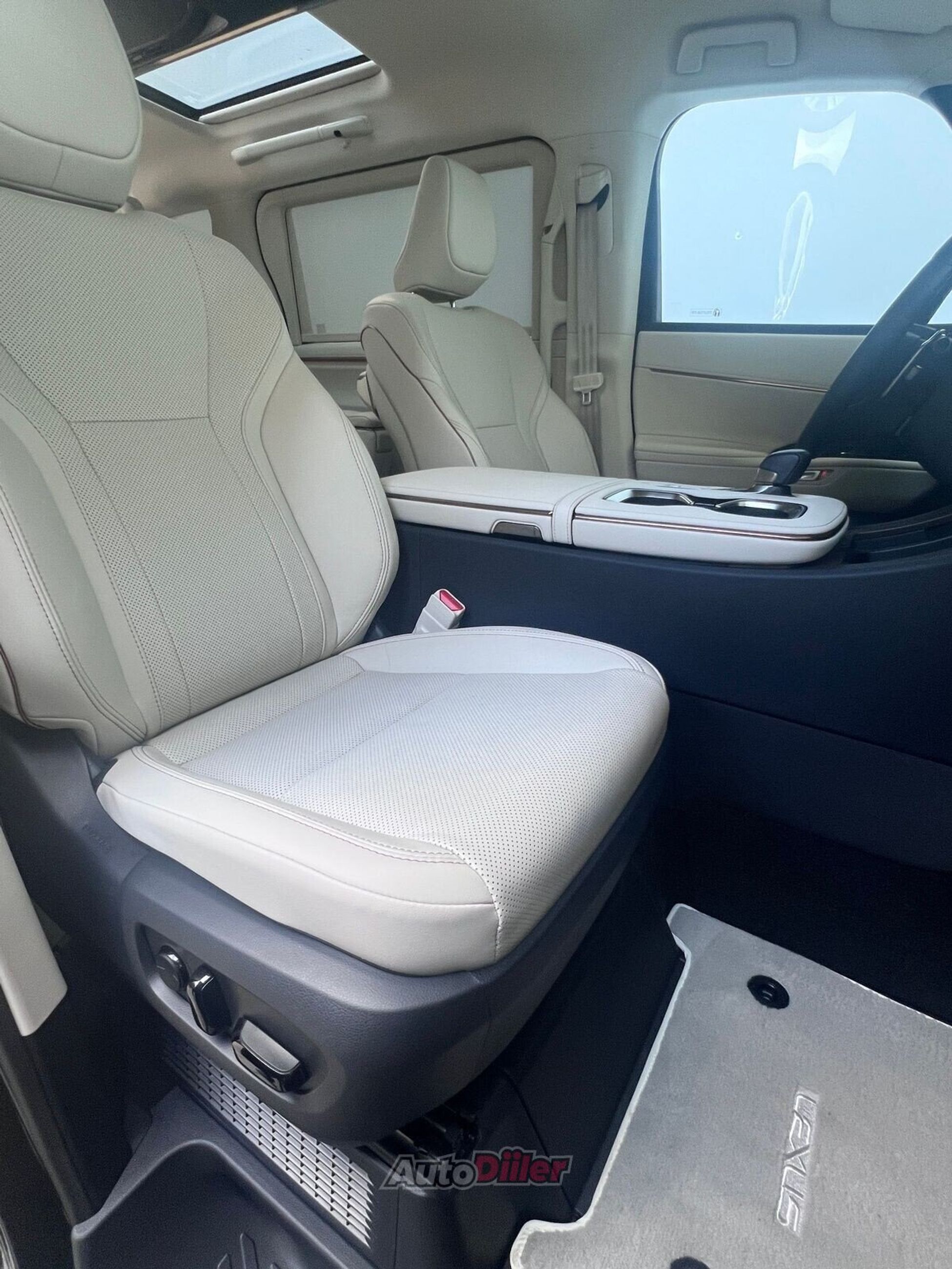 Lexus LM 350 2.5 140kW 2024, photo 6/10