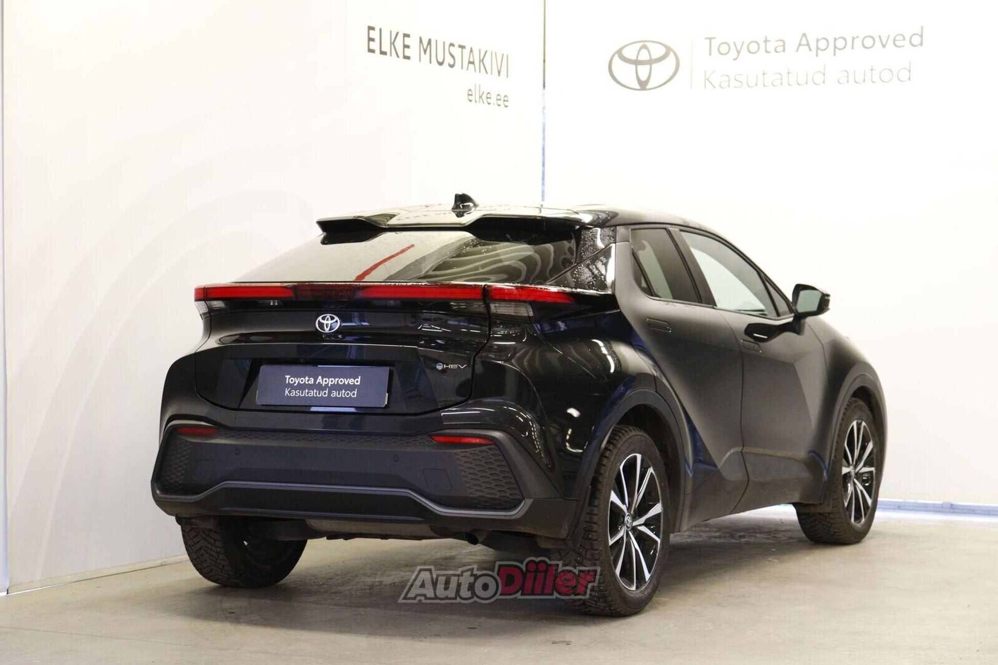Toyota C-HR 2024, photo 2/10