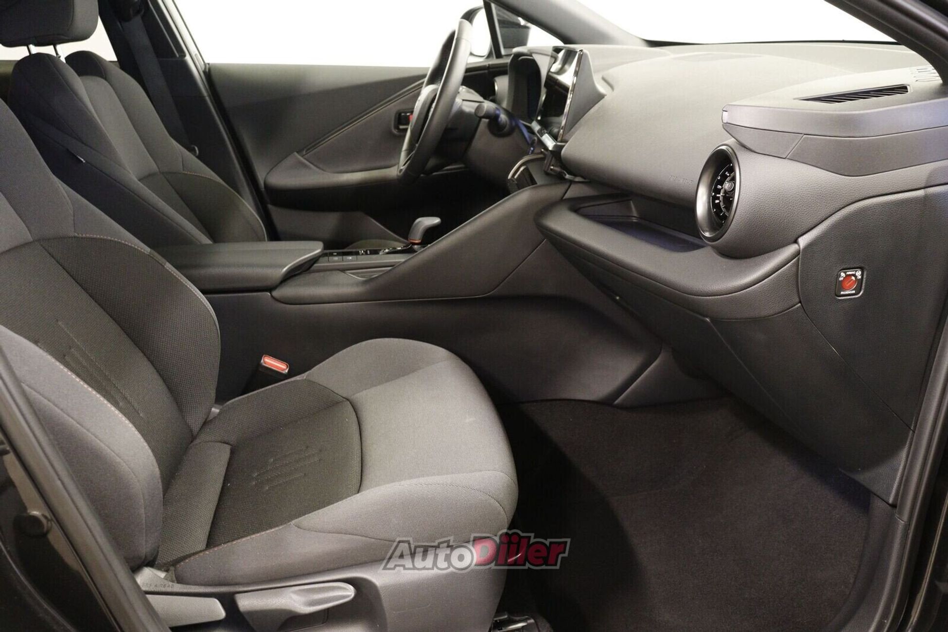 Toyota C-HR 2024, photo 6/10