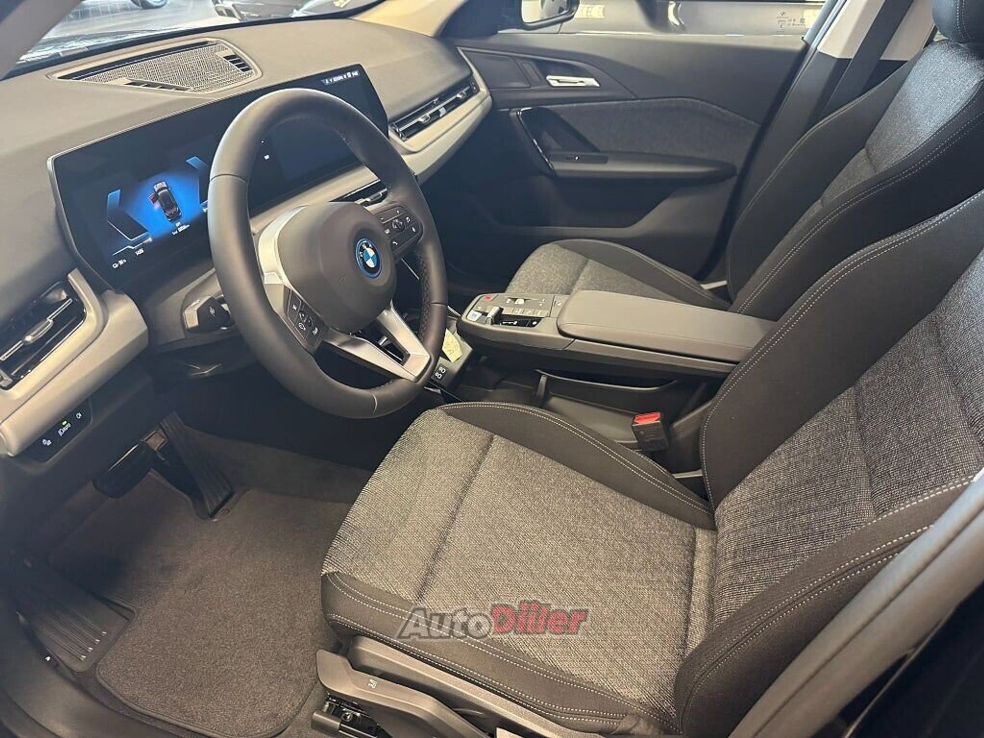 BMW iX1 2025, photo 3/6