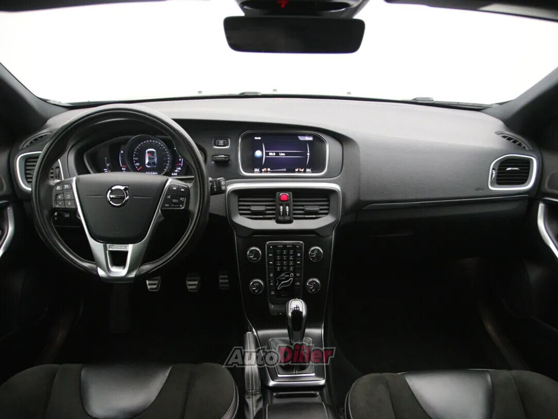 Volvo V40 R-Design 2.0 110kW 2017, photo 2/10