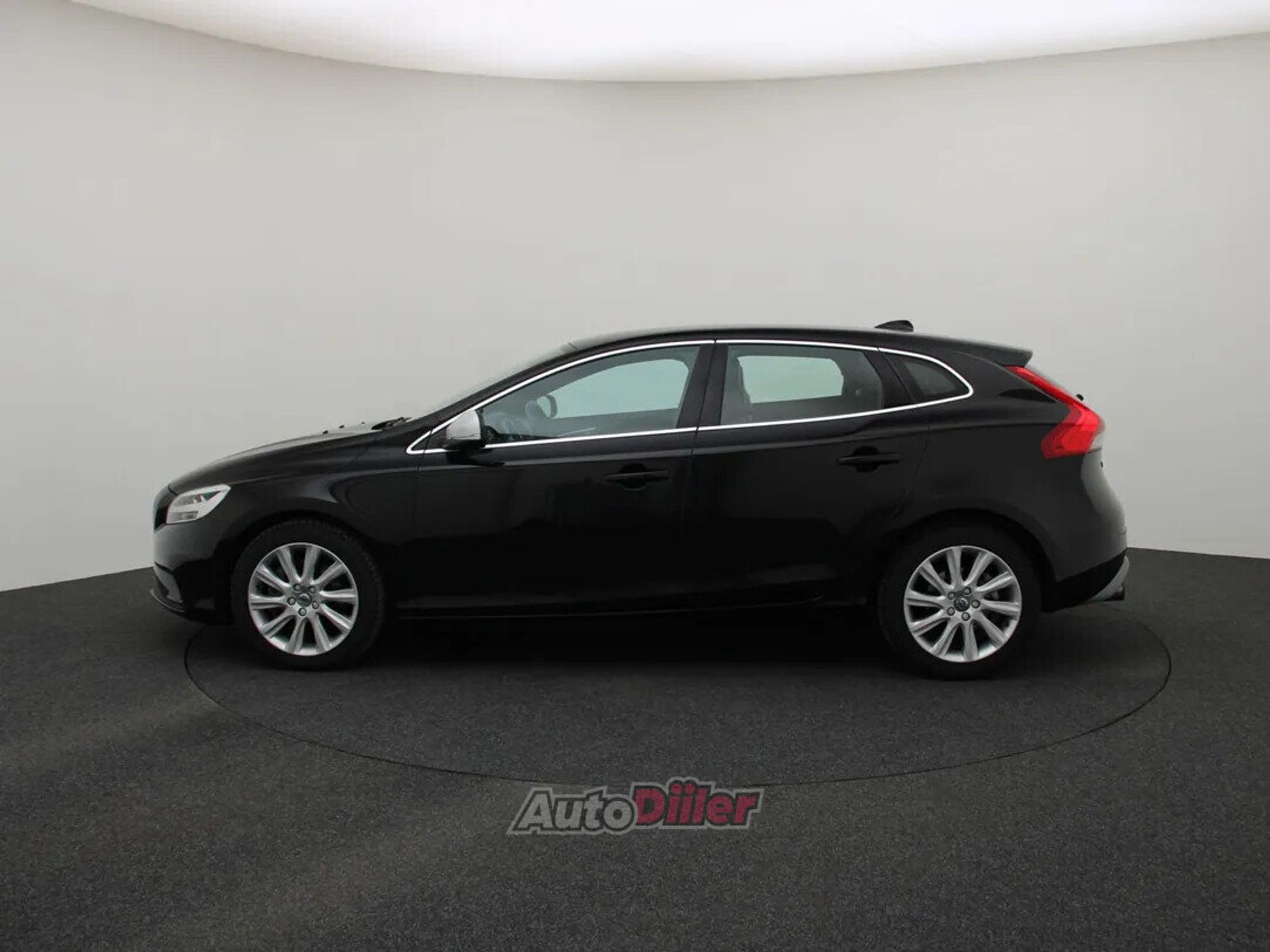 Volvo V40 R-Design 2.0 110kW 2017, photo 6/10