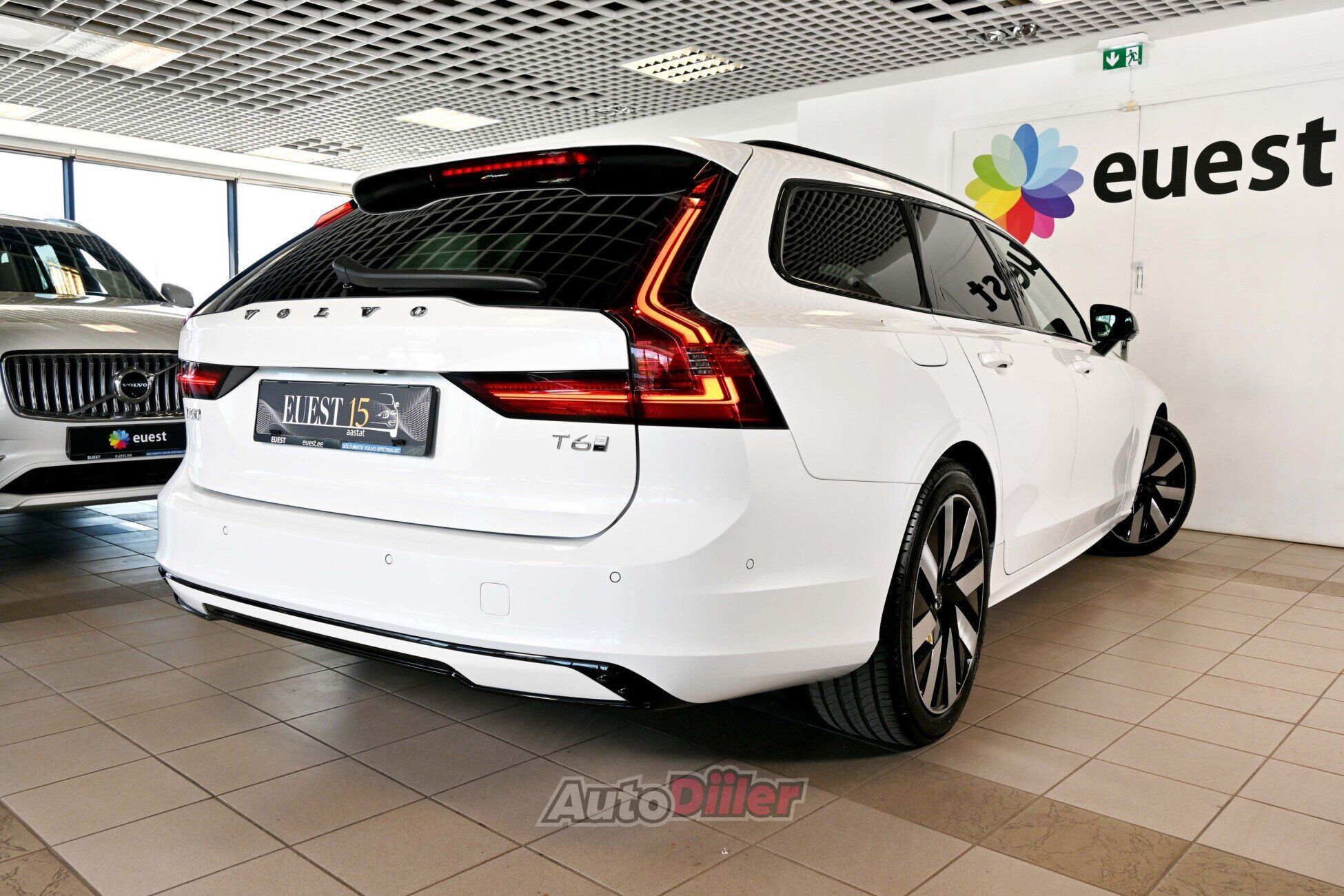 Volvo V90 2025, photo 2/10