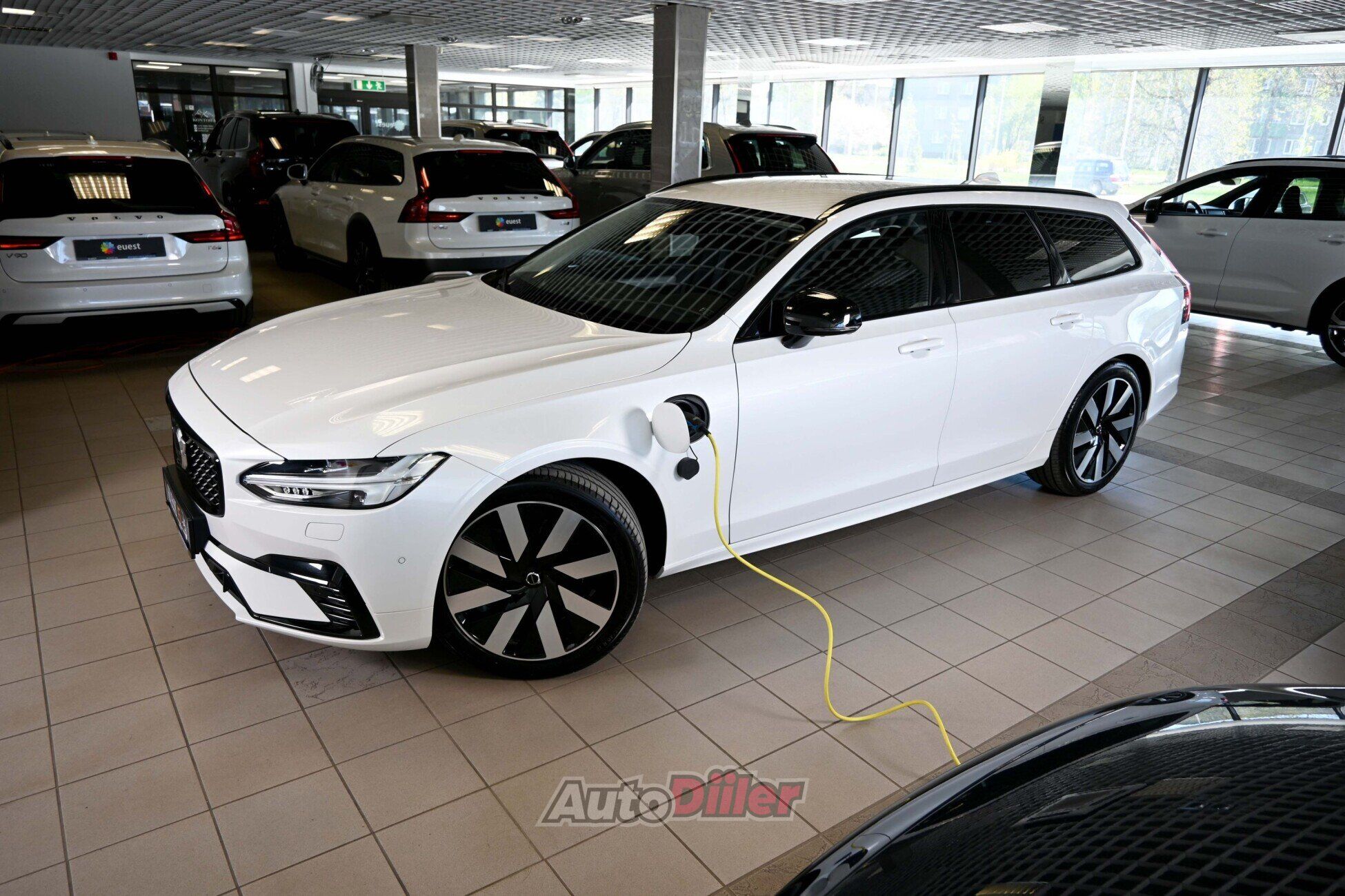 Volvo V90 2025, photo 6/10
