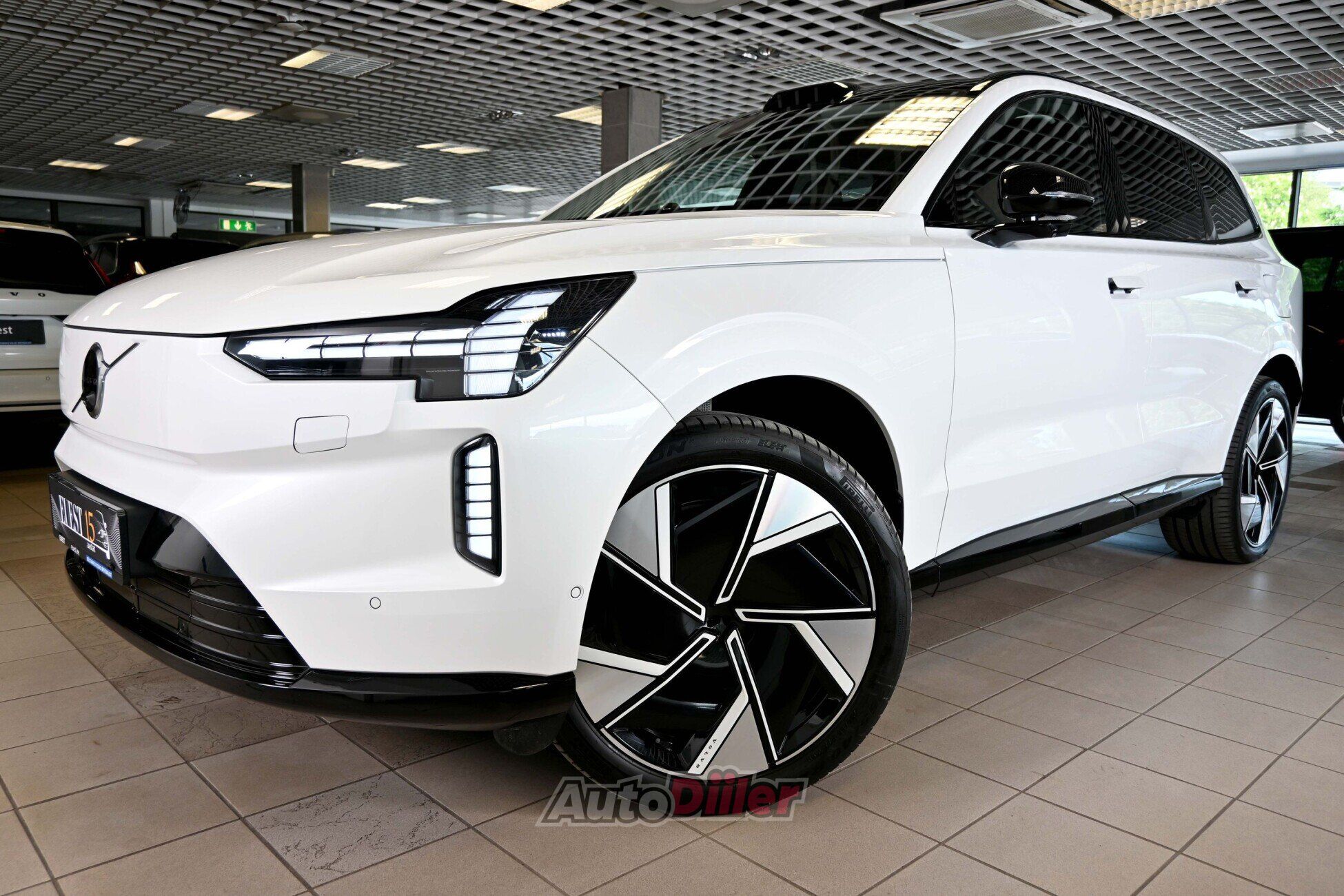Volvo EX90 2025, photo 4/10