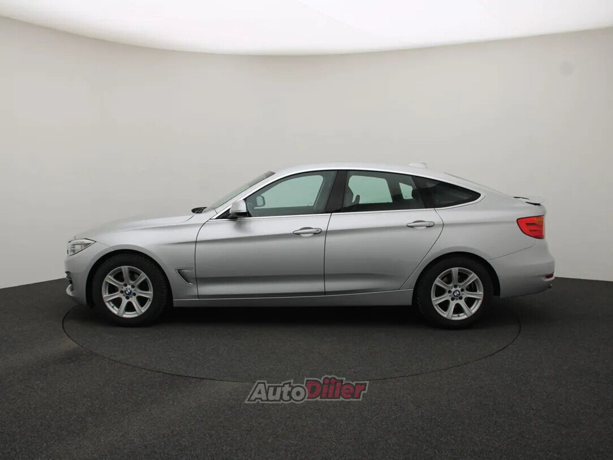 BMW 320 2016, photo 6/10