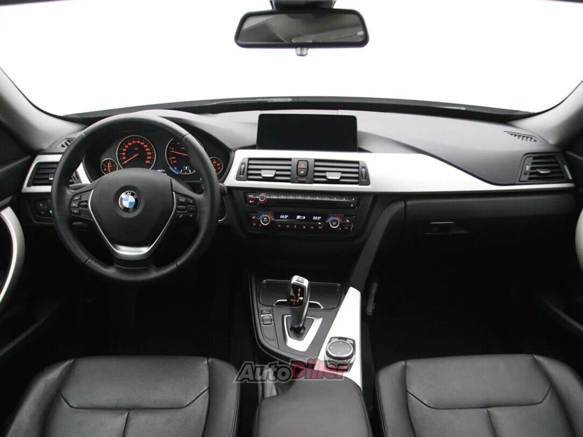 BMW 320 2016, photo 2/10