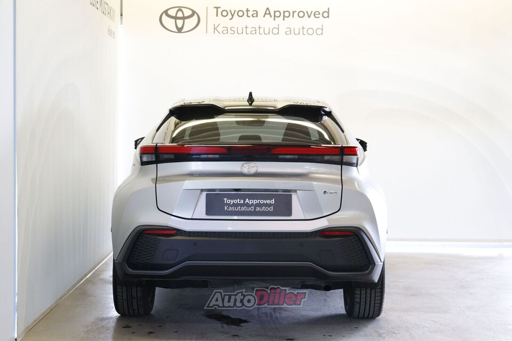 Toyota C-HR 2024, photo 4/10