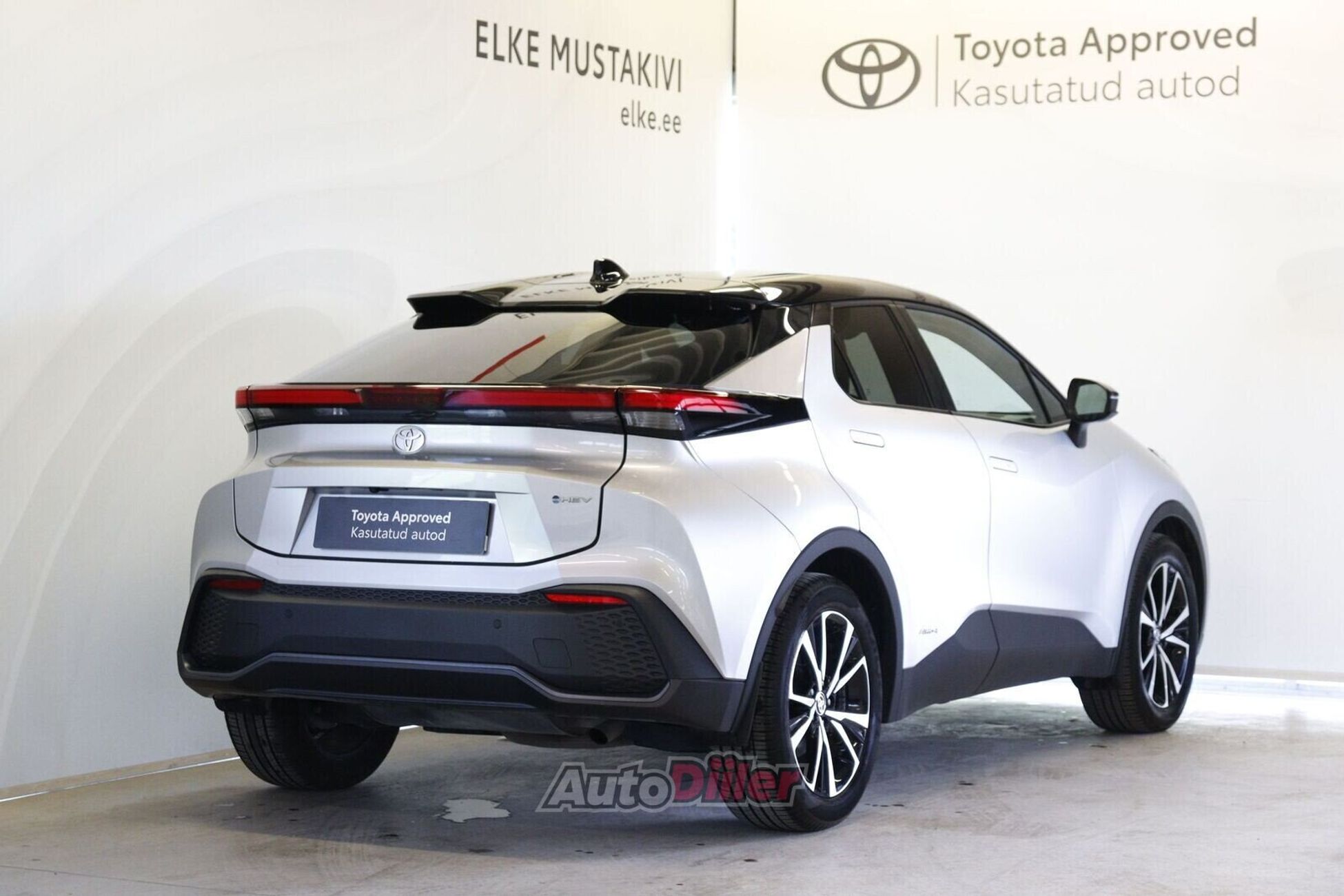 Toyota C-HR 2024, photo 2/10