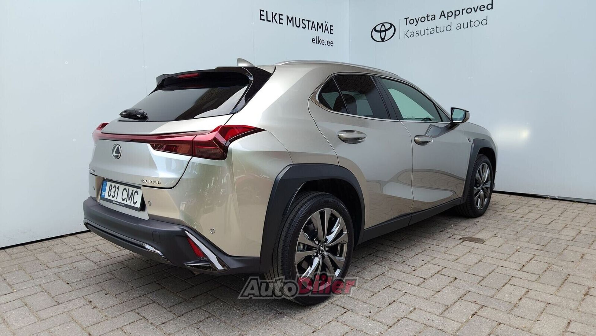 Lexus UX 300 2025, photo 2/10