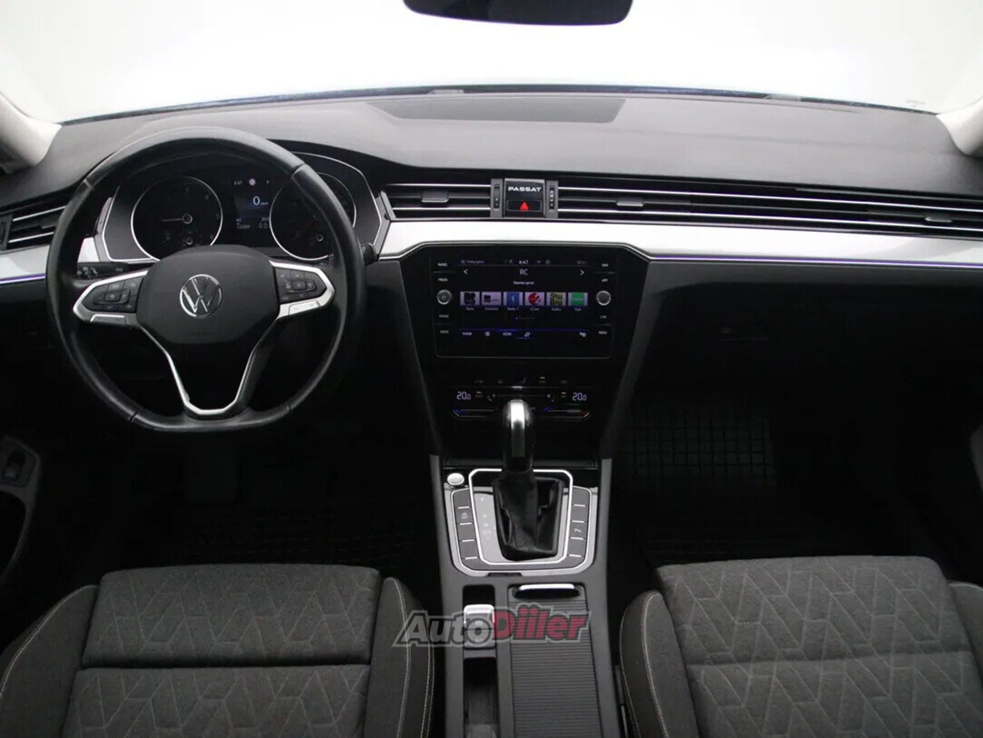 Volkswagen Passat 2022, photo 2/10