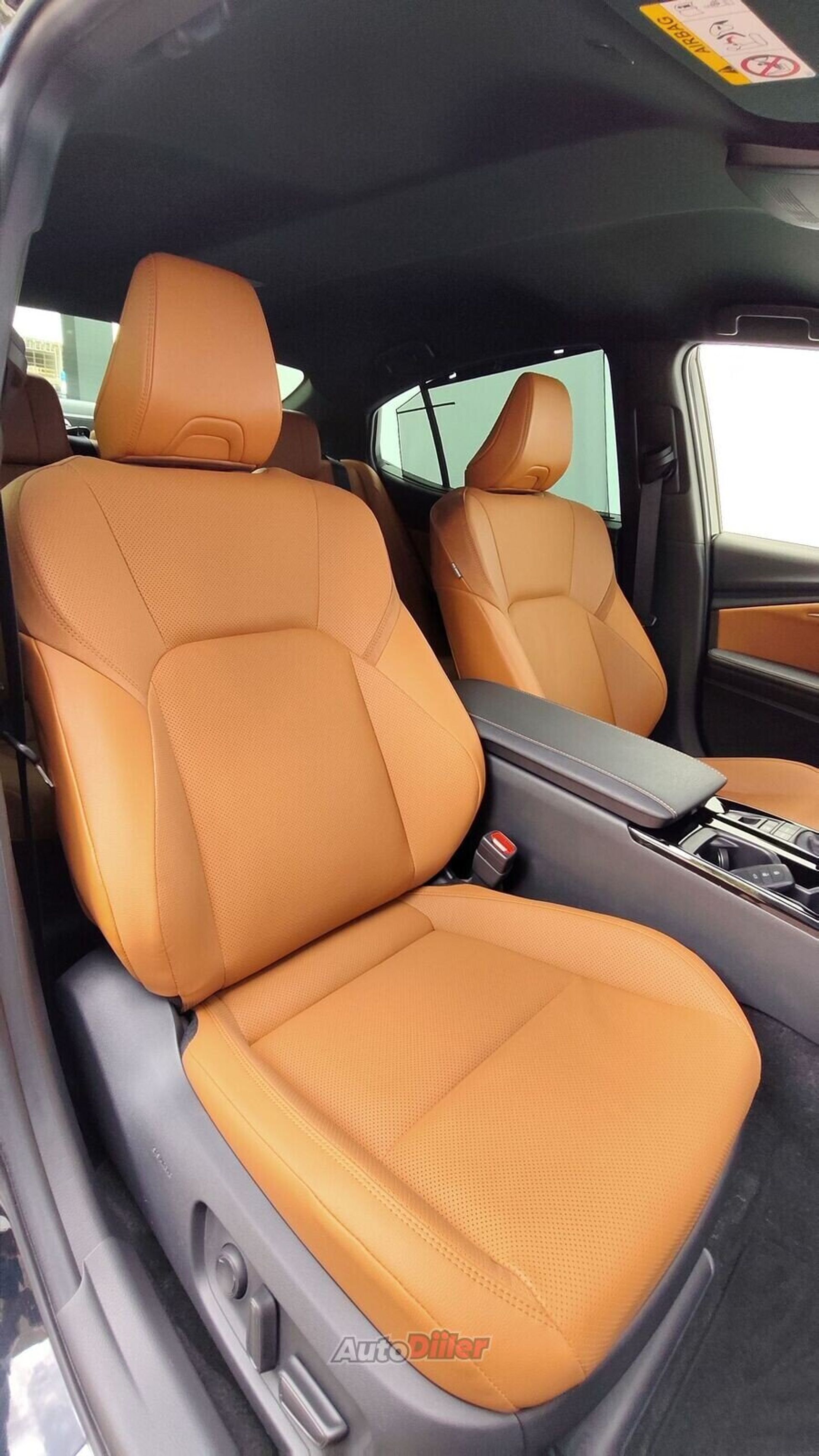 Toyota Camry Premium 2.5 137kW 2025, photo 6/10