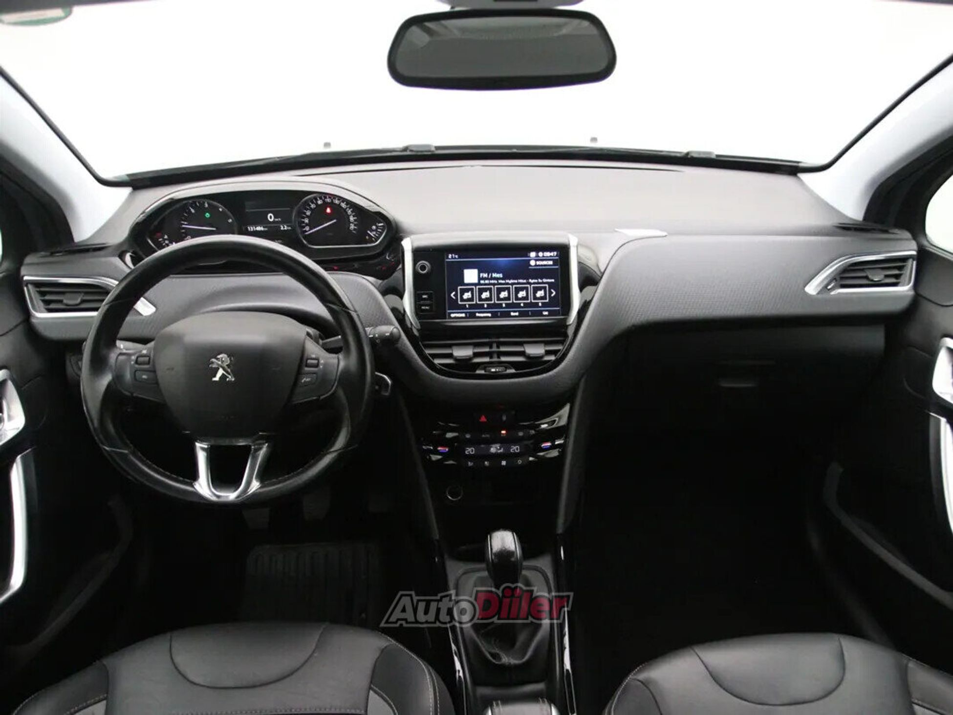 Peugeot 2008 Allure 1.5 75kW 2019, photo 2/10
