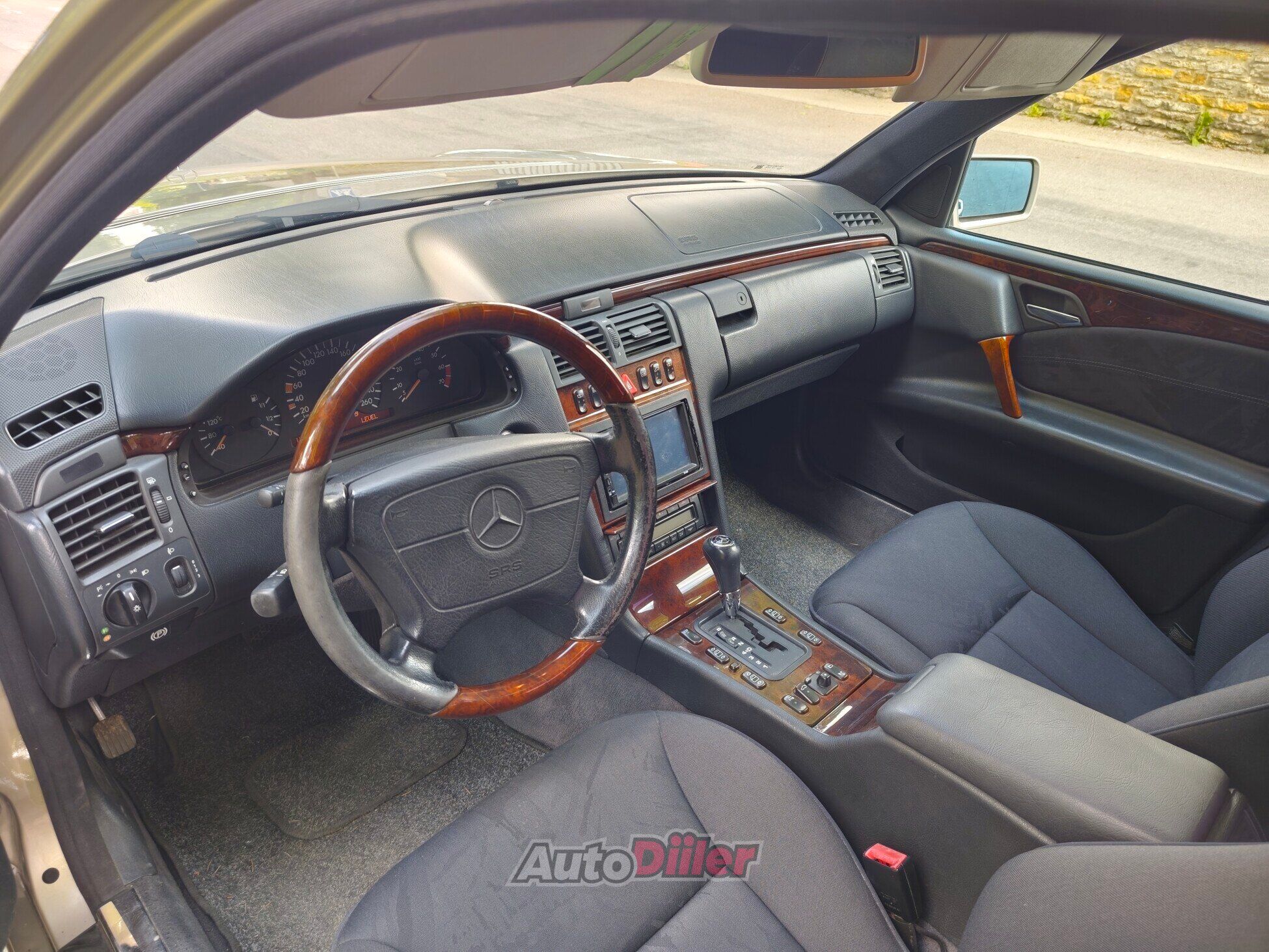 Mercedes-Benz E 320 3.2 165kW 1997, kuva 7/8