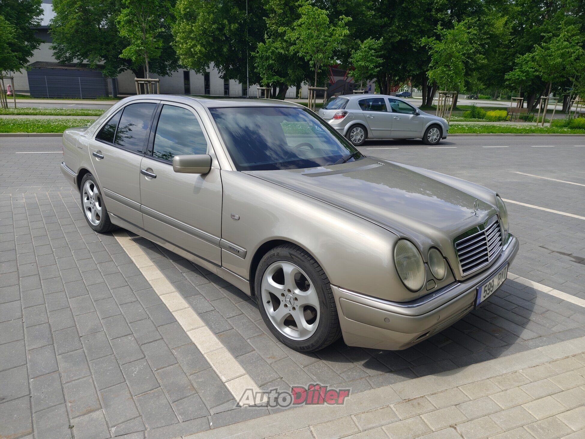 Mercedes-Benz E 320