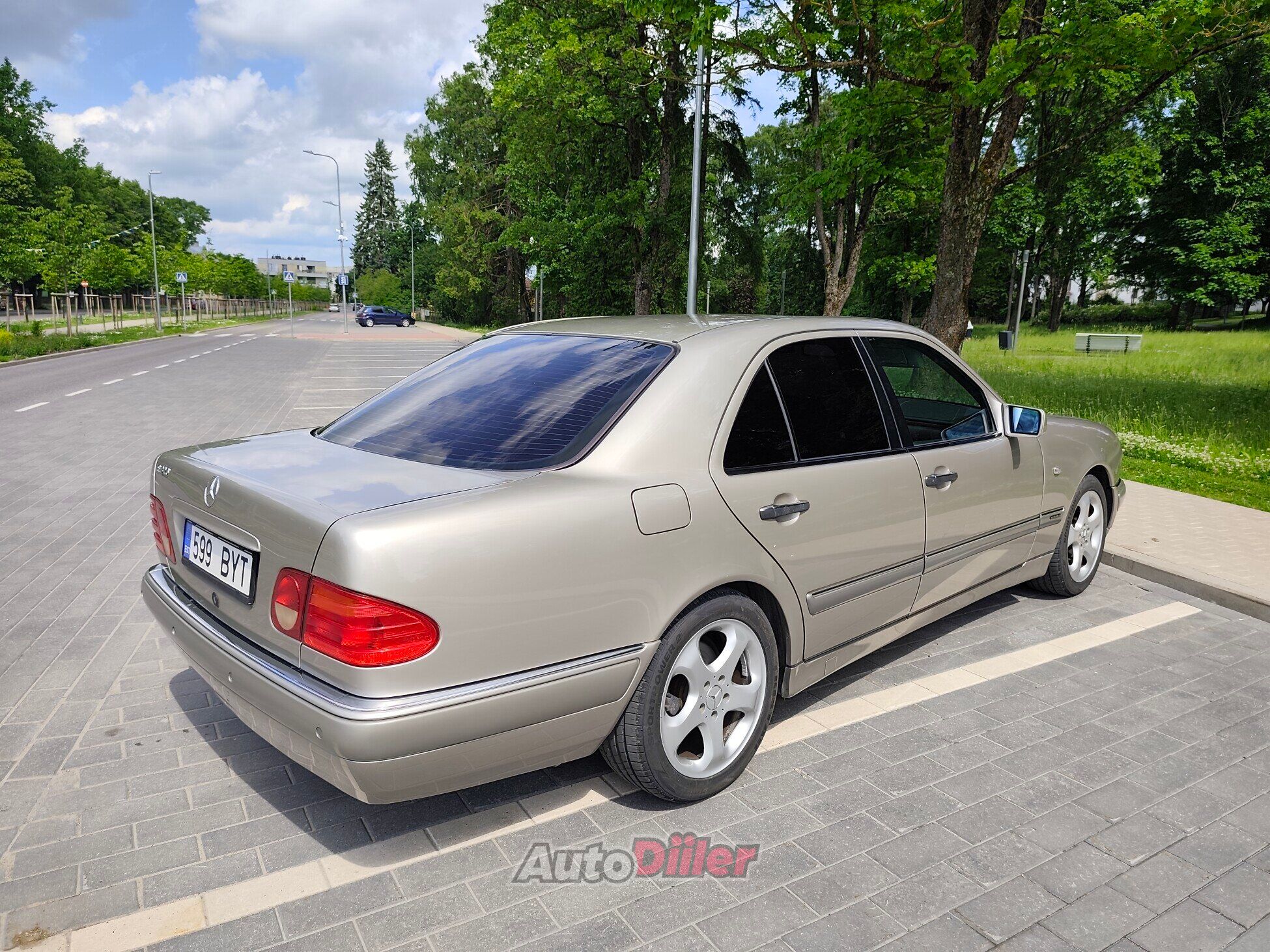 Mercedes-Benz E 320 3.2 165kW 1997, kuva 2/8