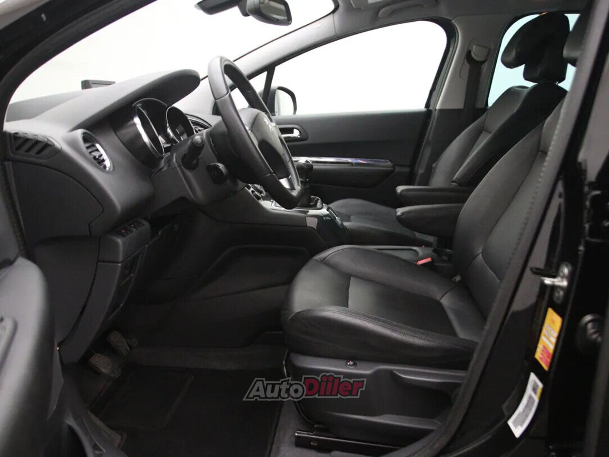 Peugeot 5008 Executive 1.6 88kW 2015, photo 4/10