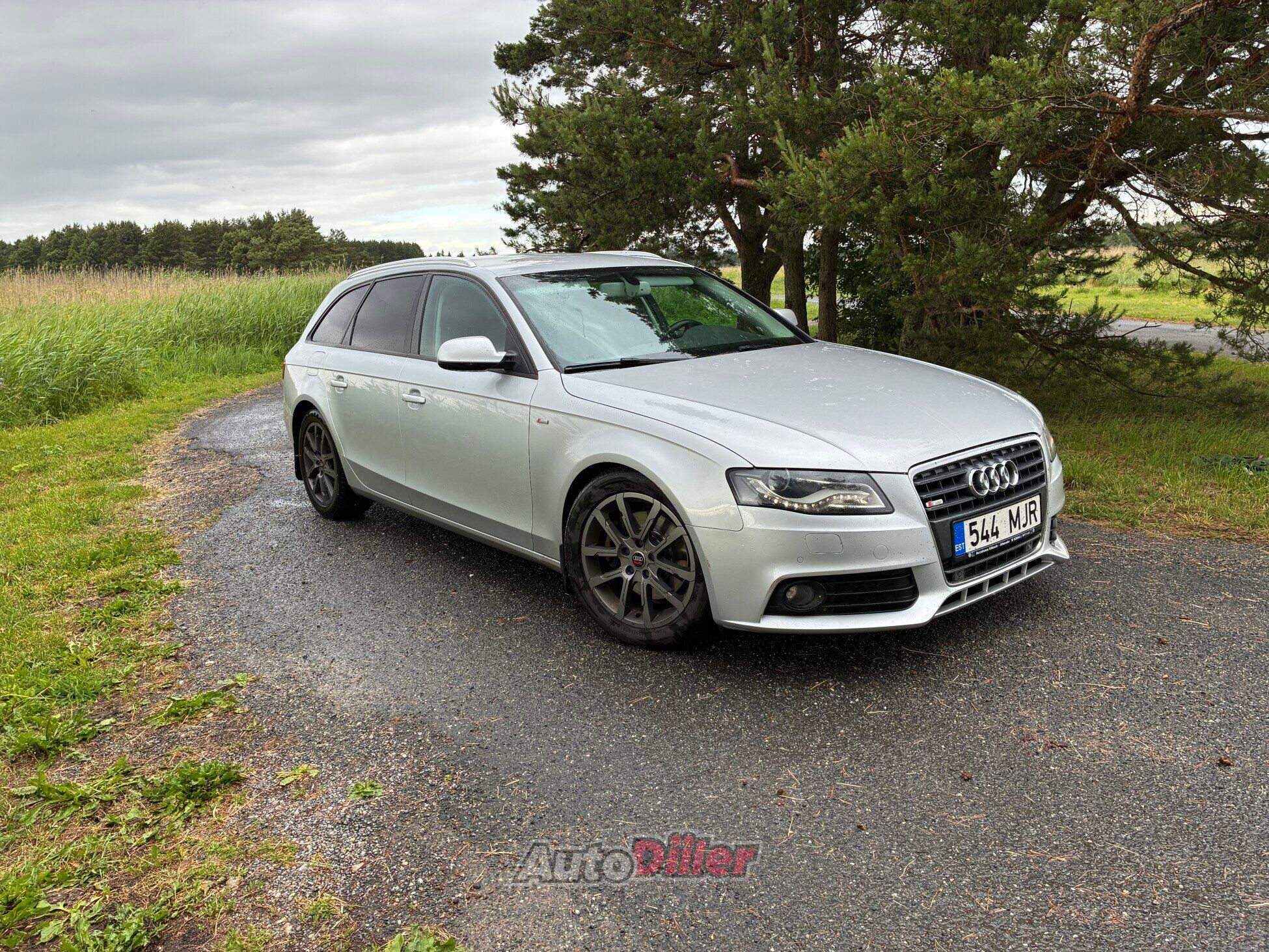 Audi A4 S-line 2.0 105kW 2011, kuva 5/6