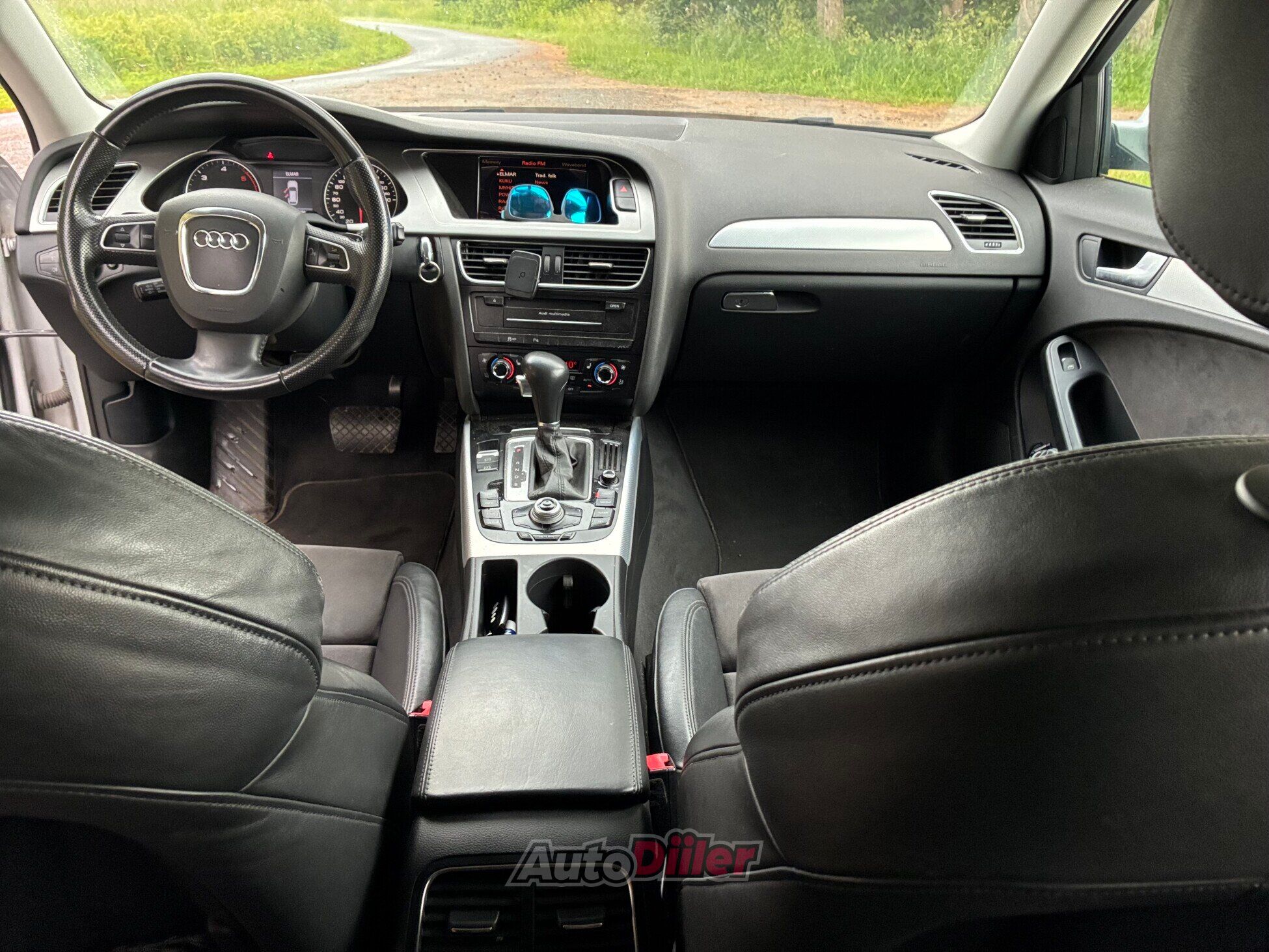 Audi A4 S-line 2.0 105kW 2011, kuva 2/6