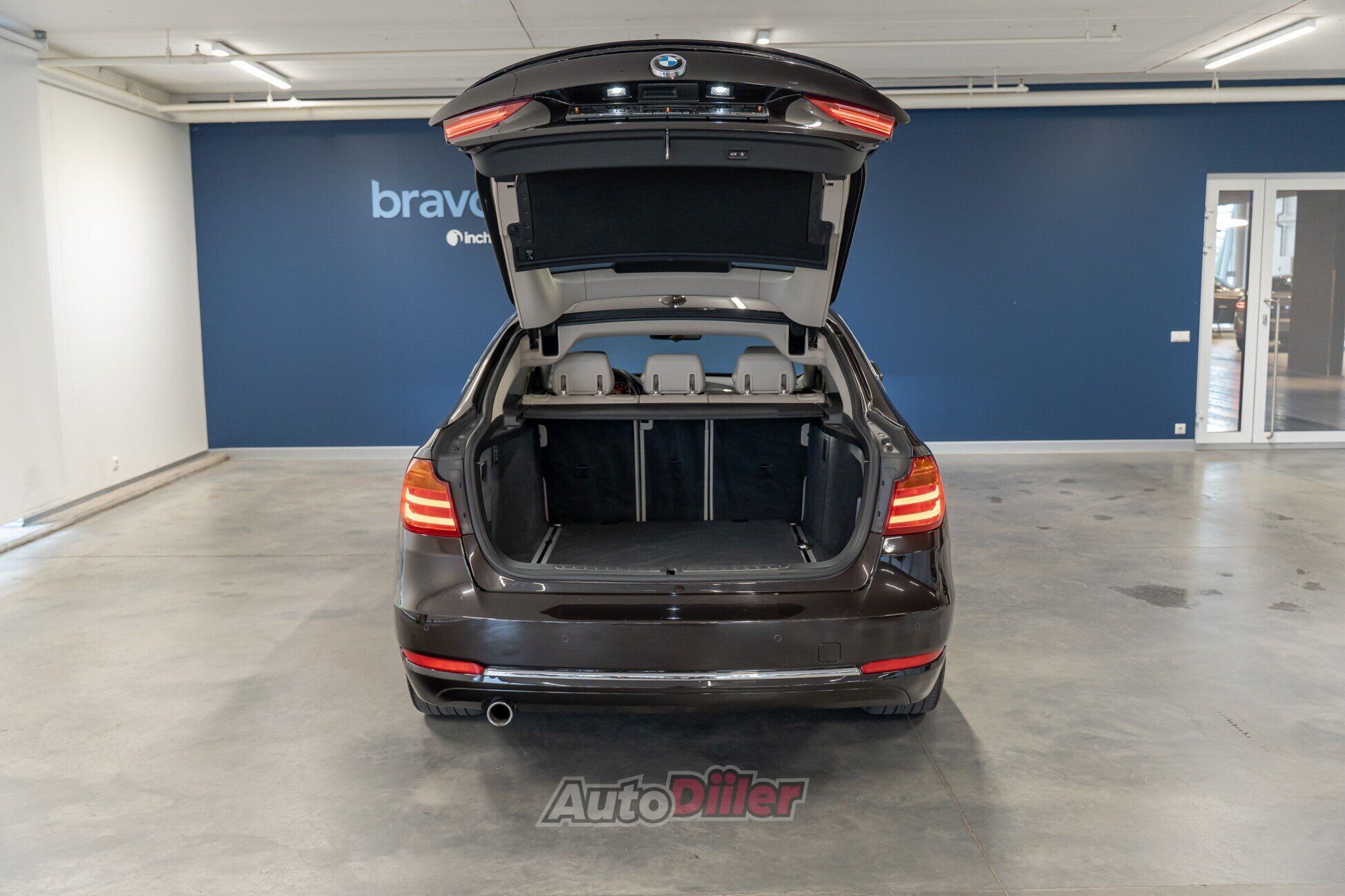 BMW 320 2015, photo 5/10