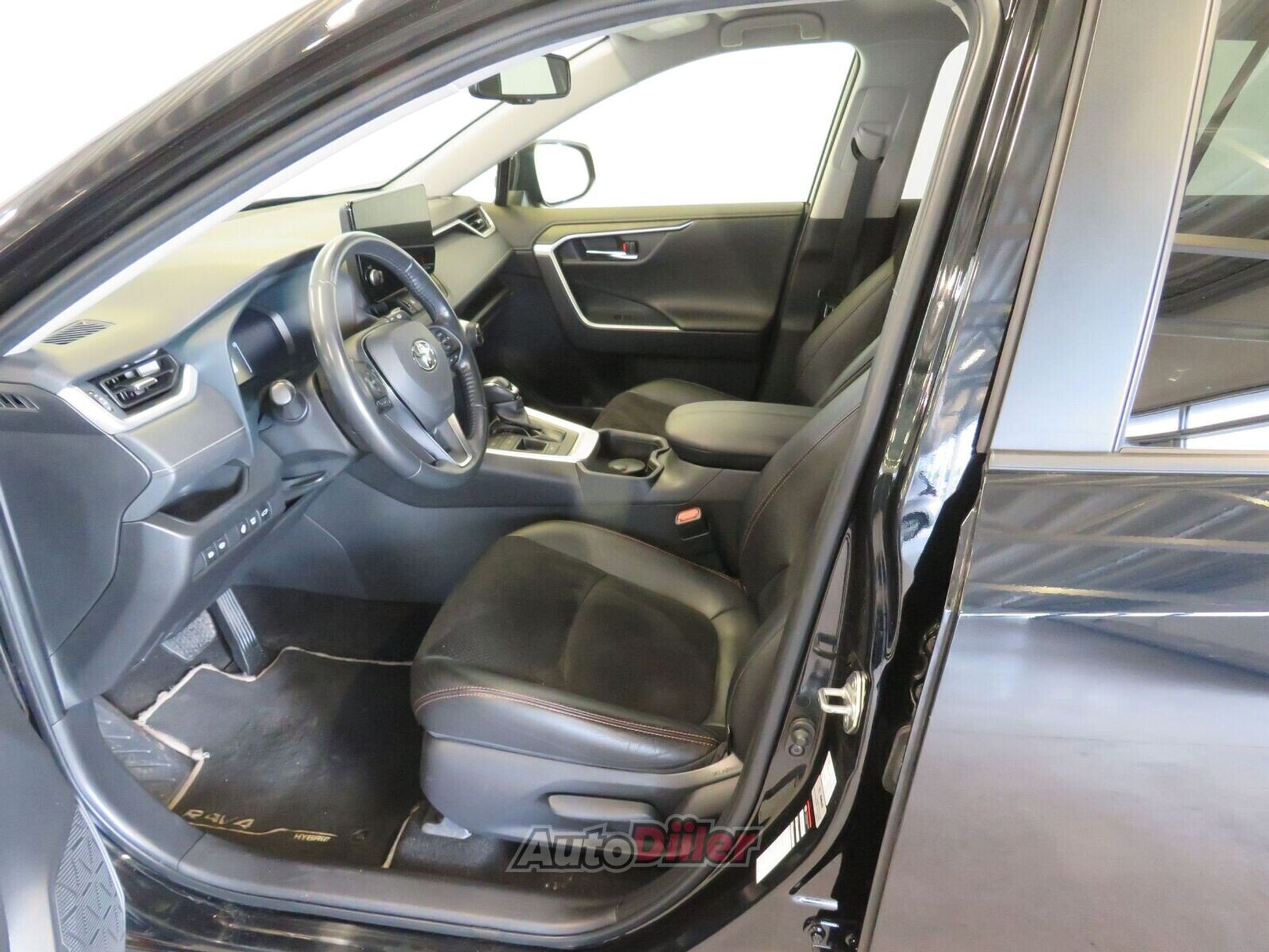 Toyota RAV4 Luxury Plus 2.5 131kW 2024, photo 4/6